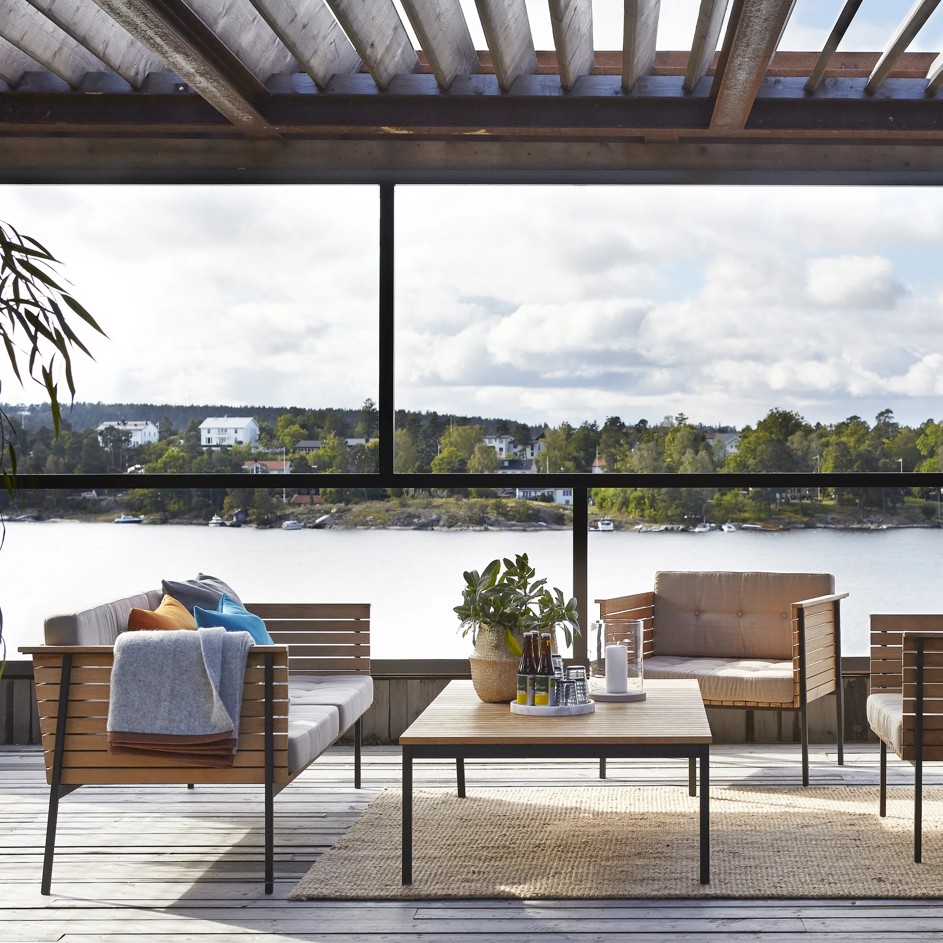 Häringe soffbord, Teak, small, svart stålstativ Skargaarden