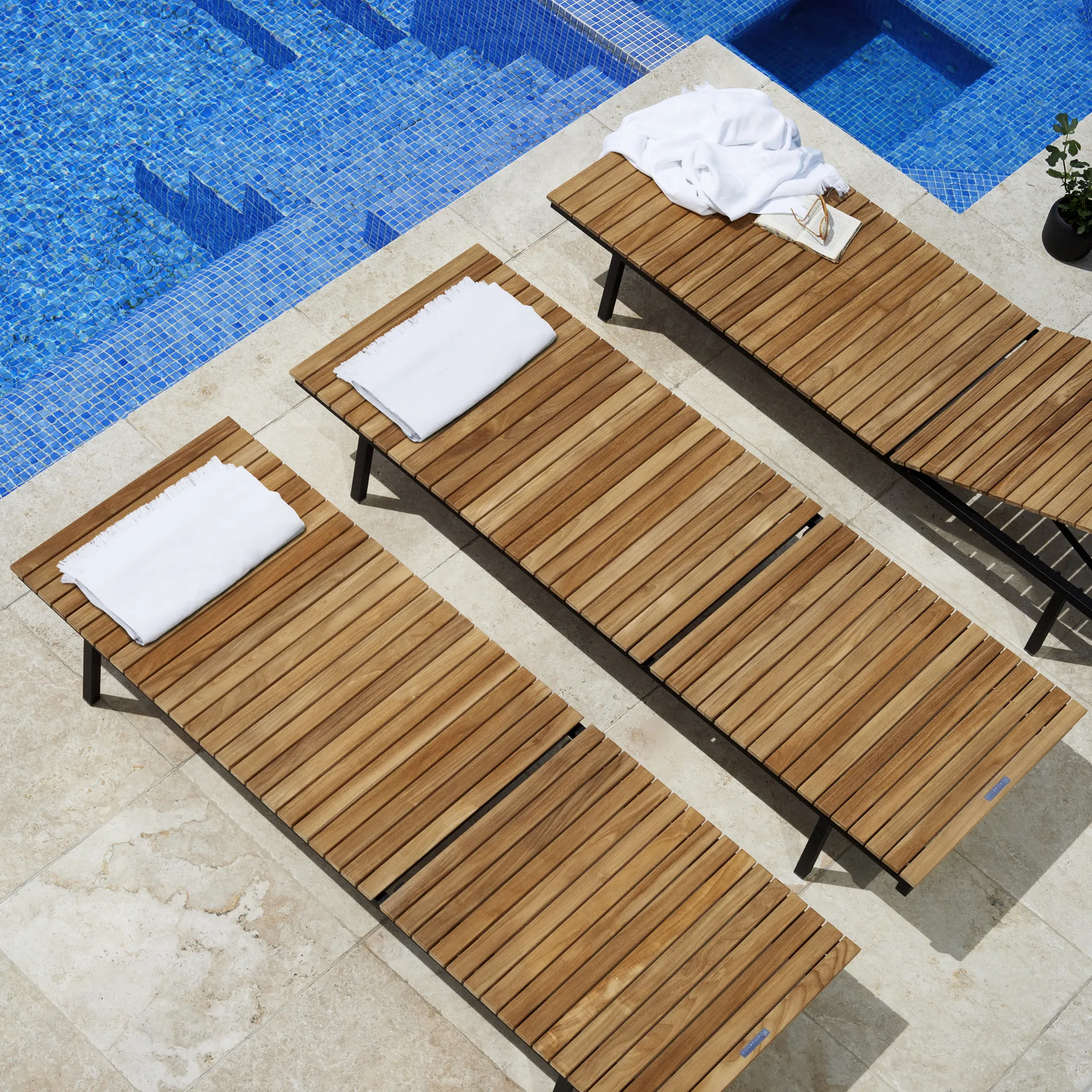 Häringe solsäng, sunbrella natte nature grey, teak, rostfritt stålstativ Skargaarden