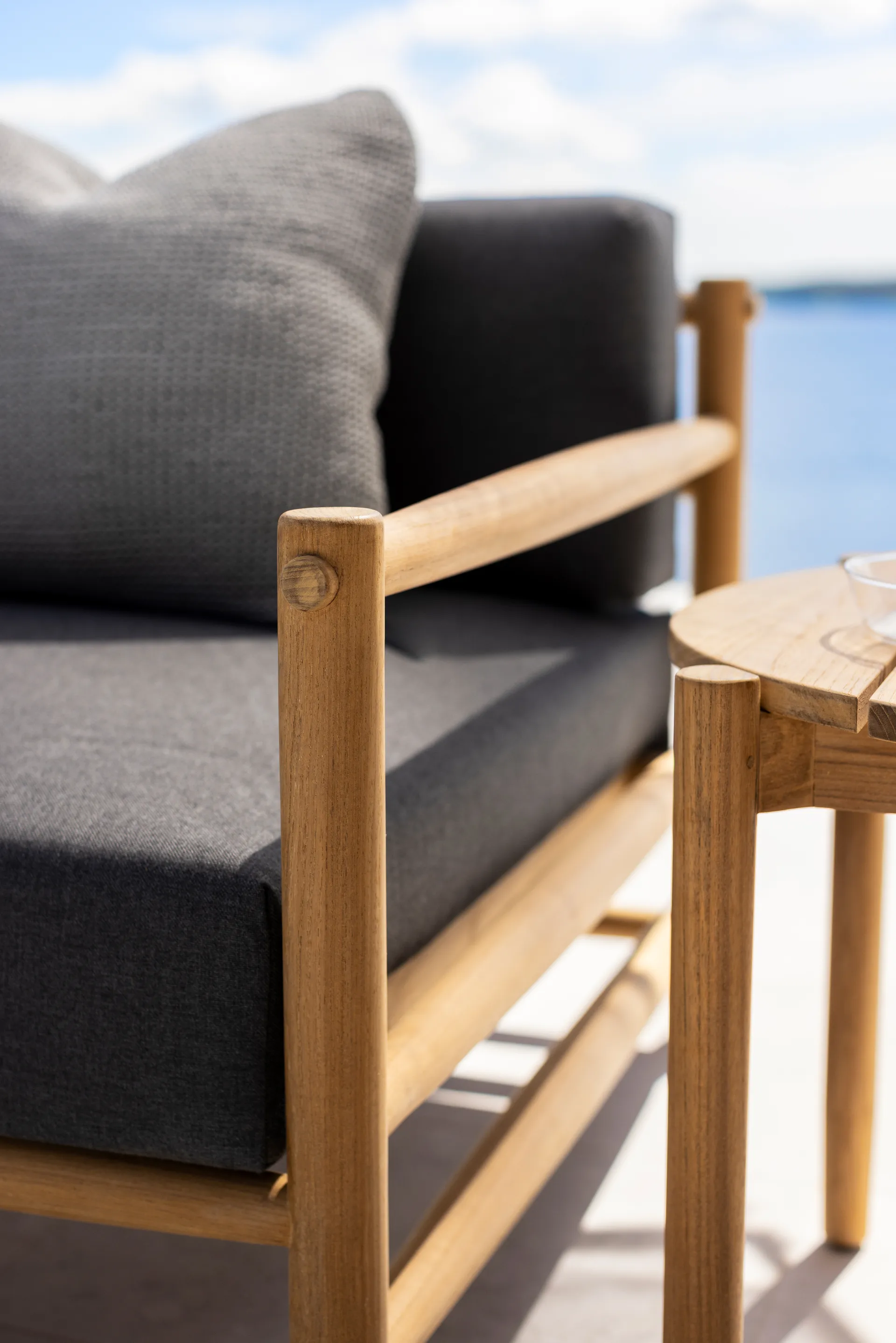 Saltholm loungefåtölj teak-gråbrun dyna Skargaarden