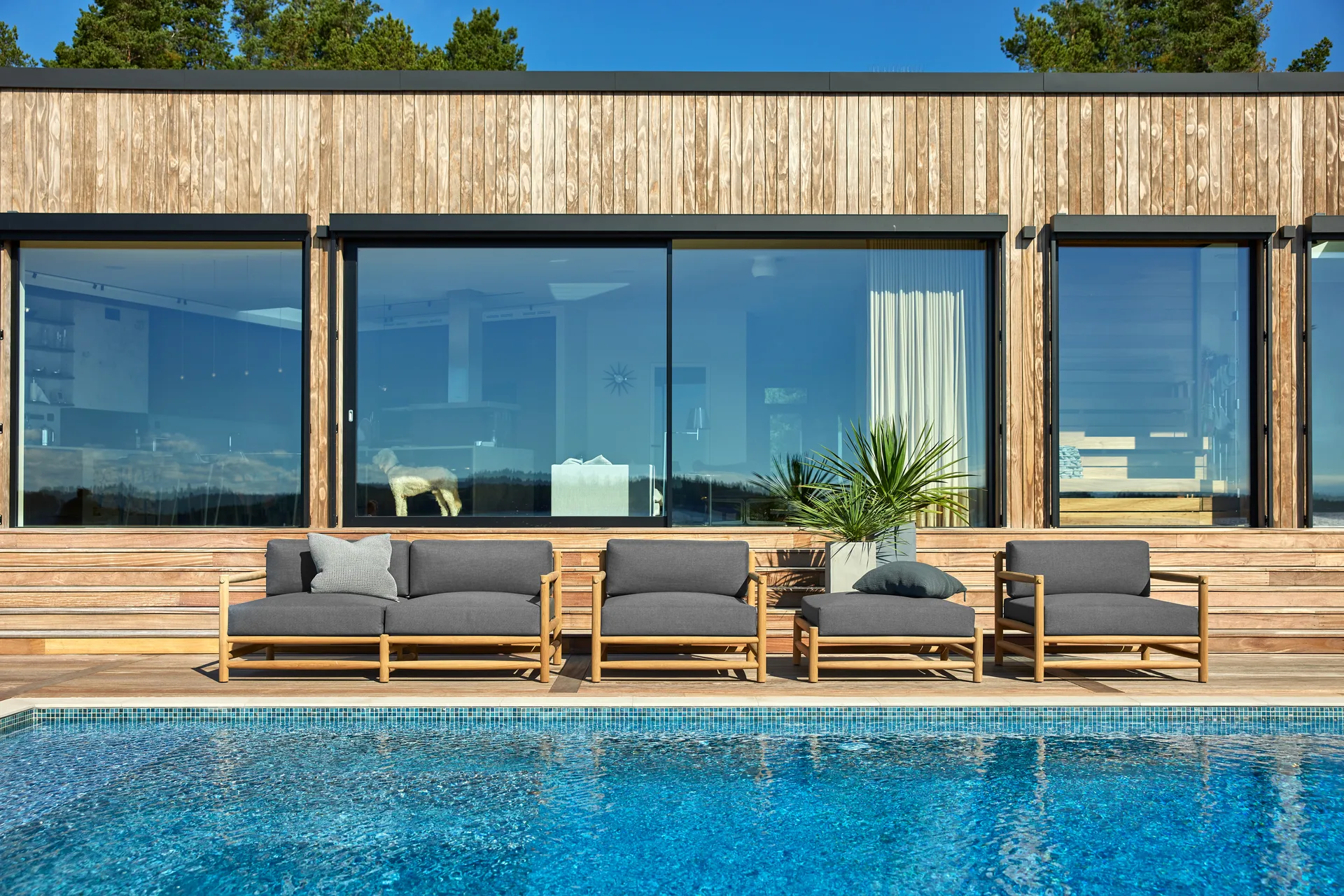 Saltholm loungefåtölj teak-gråbrun dyna Skargaarden