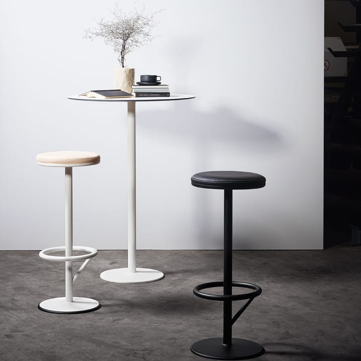 Orbit barpall hög, vitlack matt, ljusbrunt läder SMD Design
