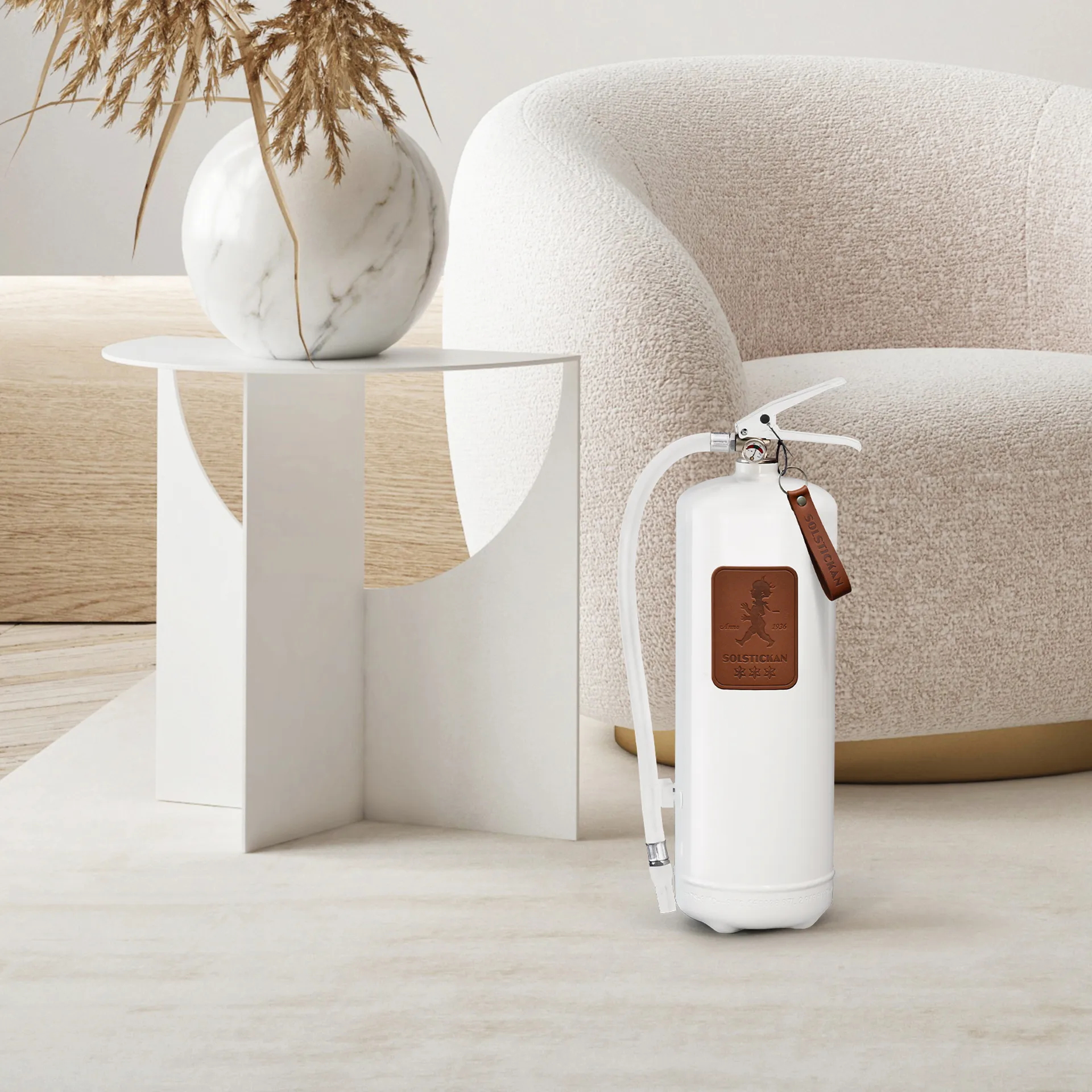 Solstickan brandsläckare 6 kg, Vit-mörkbrunt läder Solstickan Design