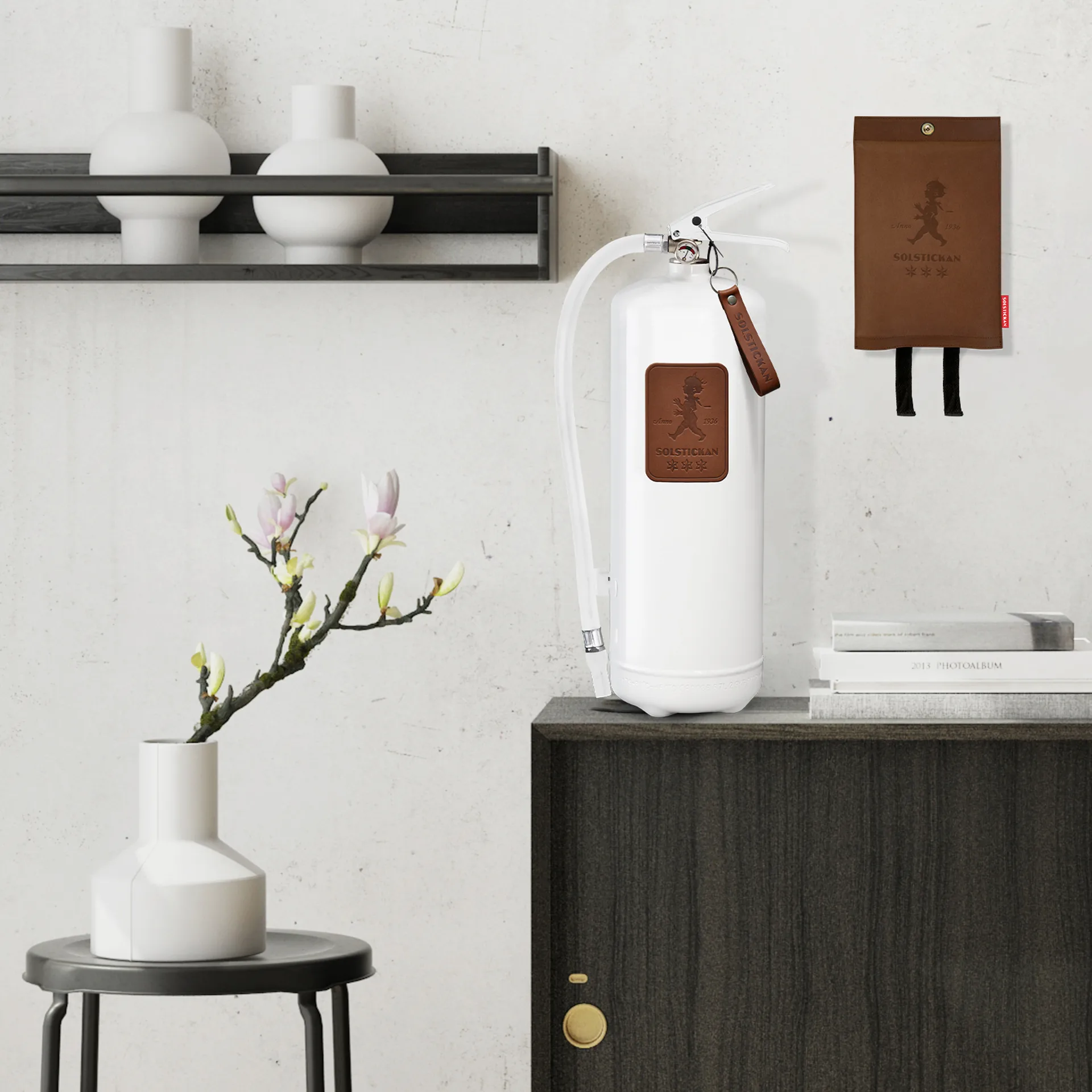 Solstickan brandsläckare 6 kg, Vit-mörkbrunt läder Solstickan Design