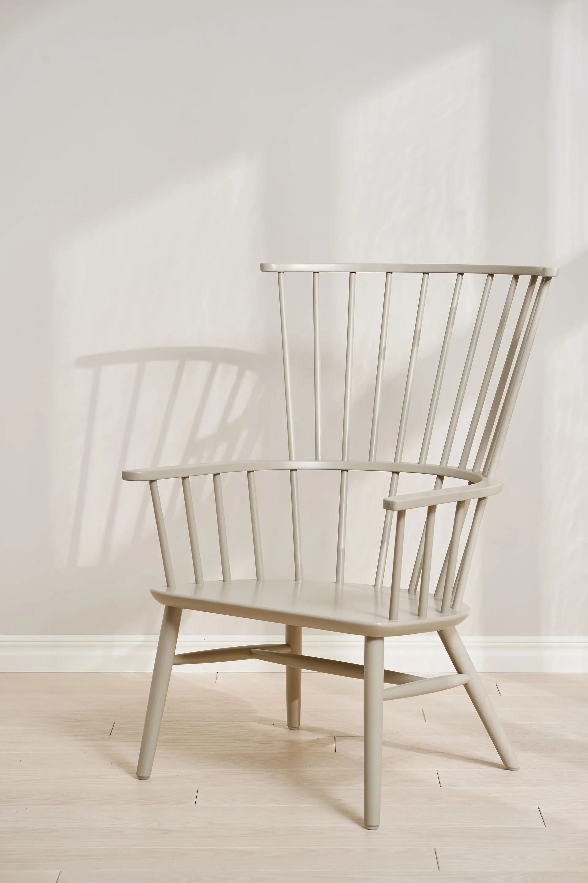 Henriette fåtölj dyna&nackkudde Svenssons beige-Espresso Stolab