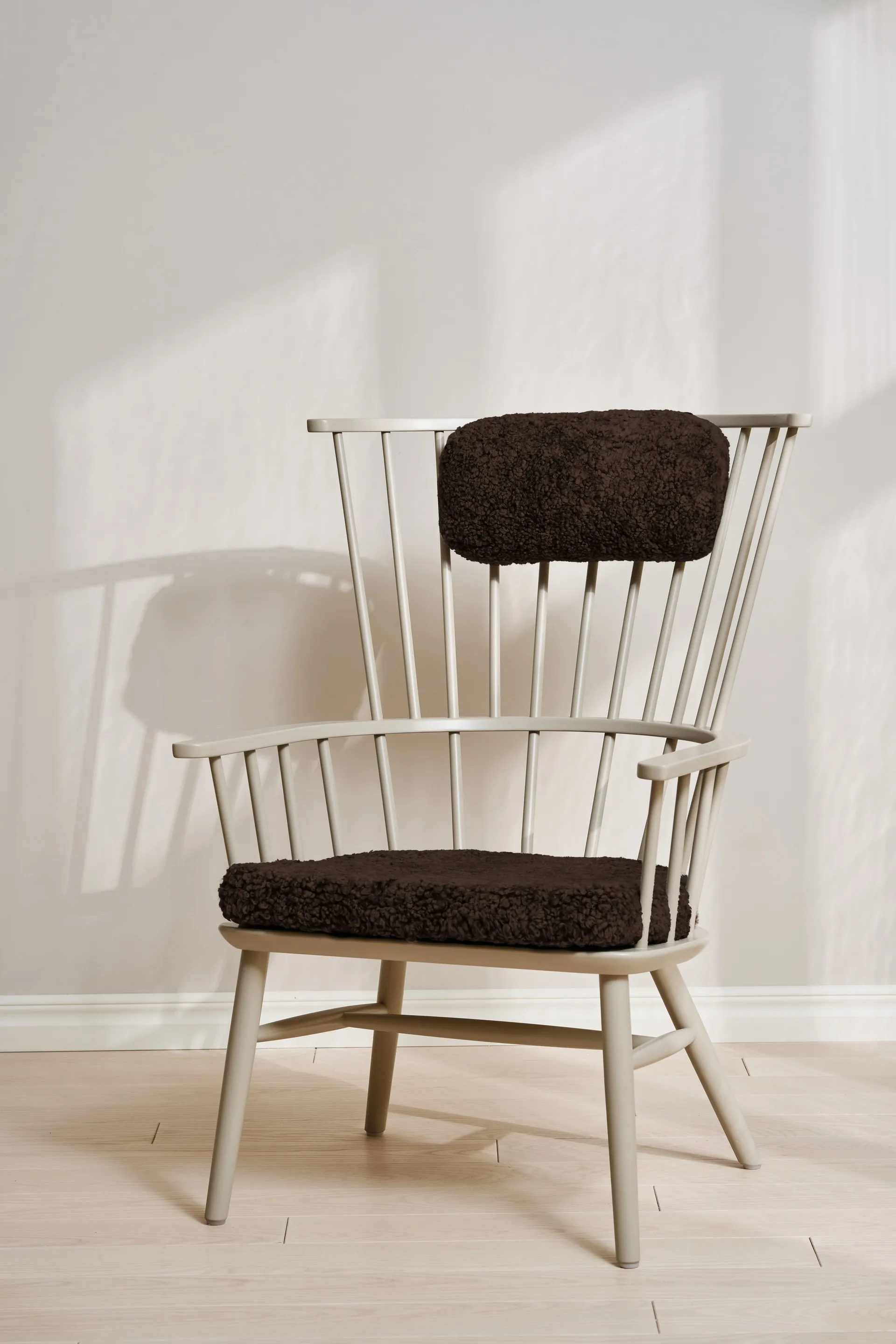 Henriette fåtölj dyna&nackkudde Svenssons beige-Espresso Stolab