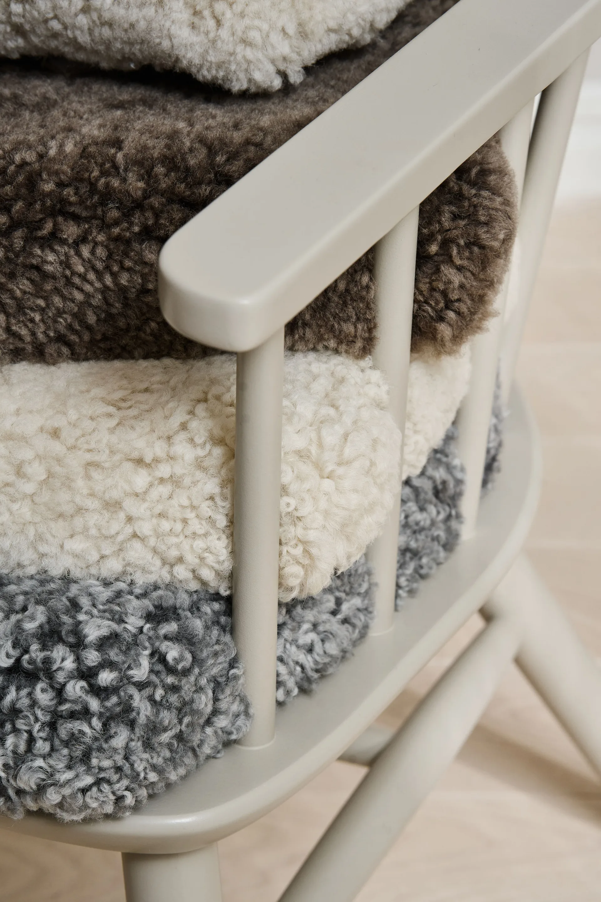 Henriette fåtölj dyna&nackkudde Vitolja-Espresso Stolab