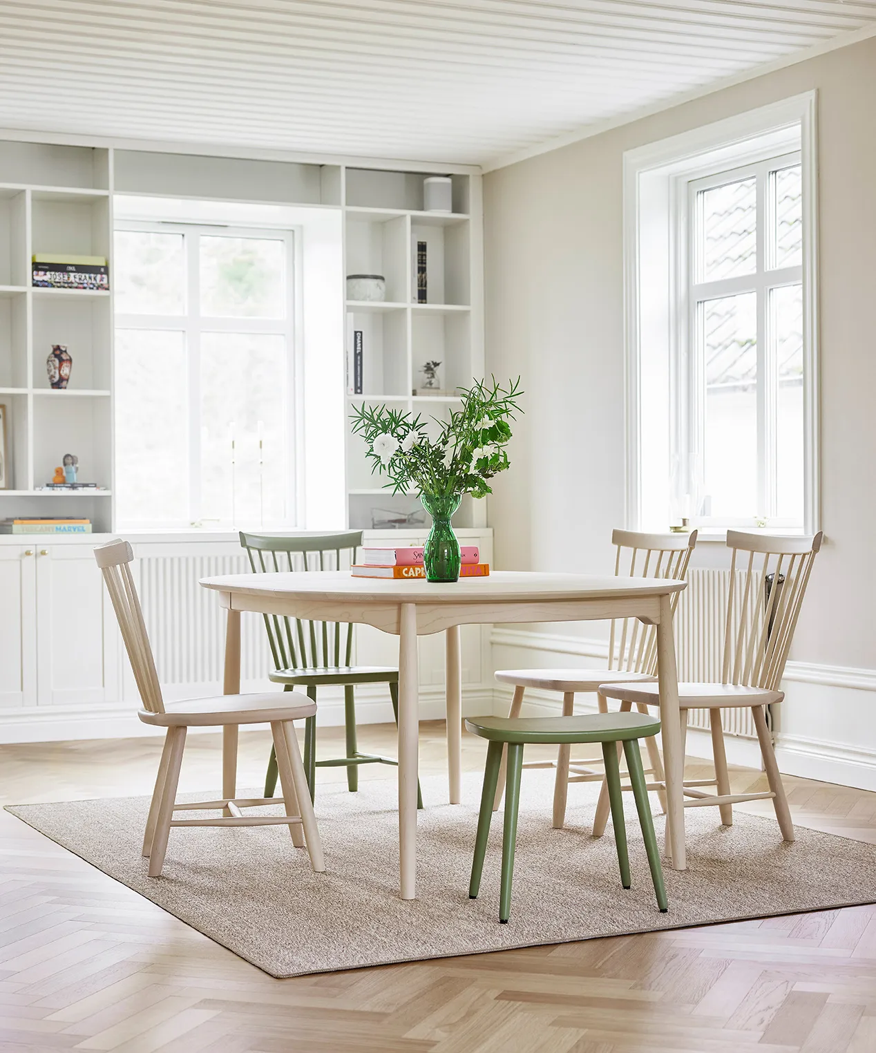 Lilla Åland stol ek, Ljus mattlack Stolab