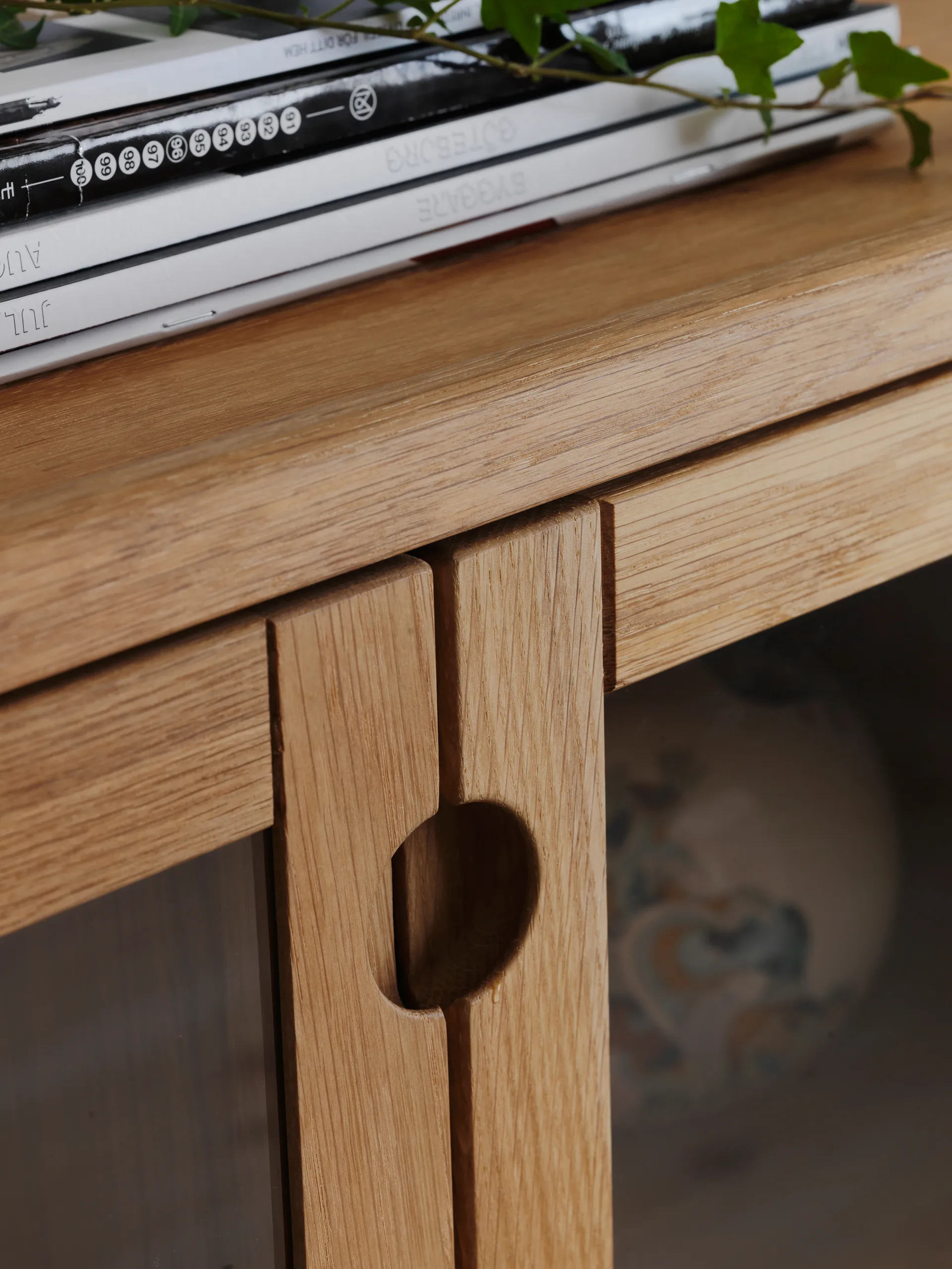 Prio vitrinskåp, Ek naturell olja med belysning Stolab