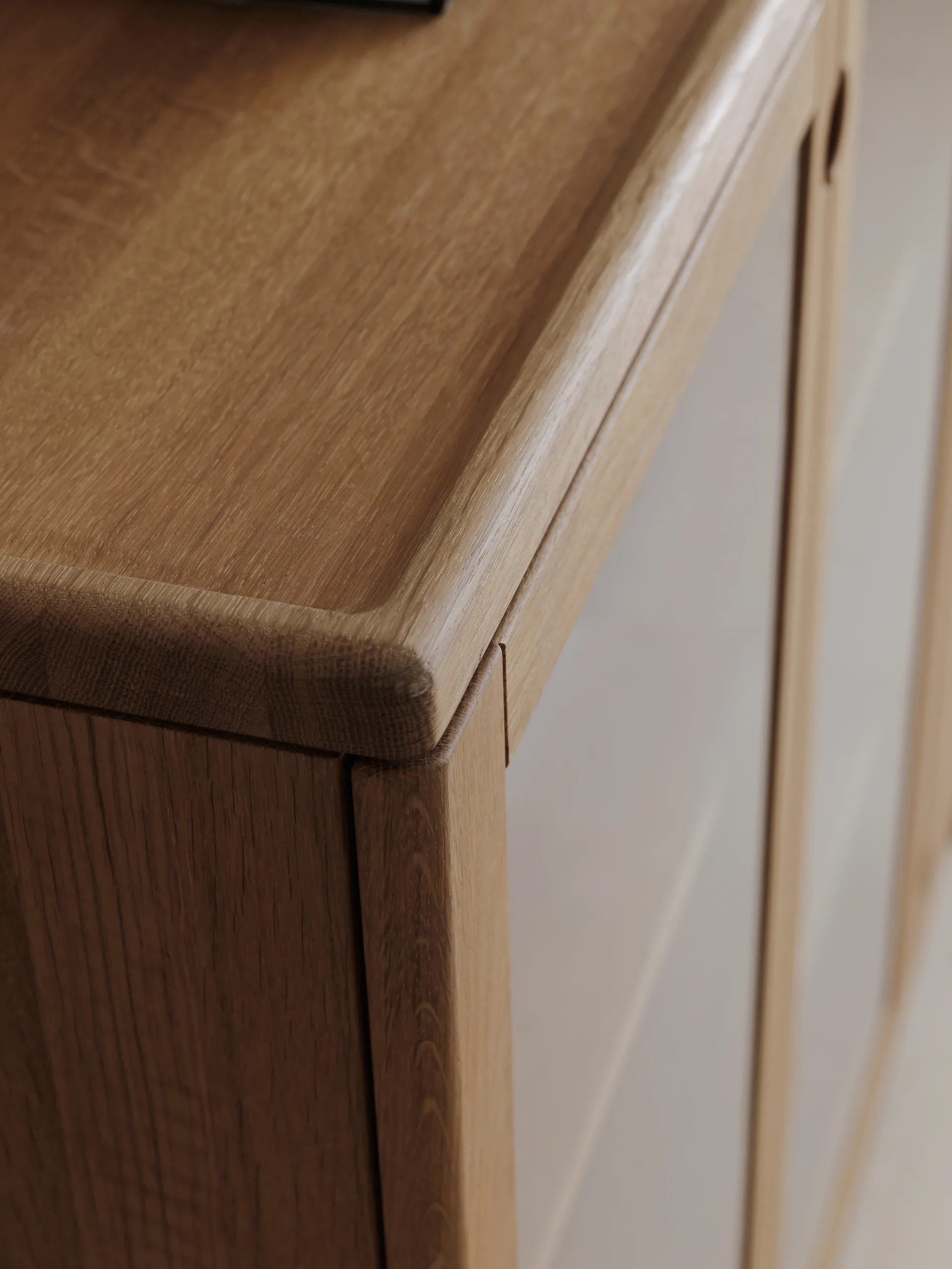 Prio vitrinskåp, Ek naturell olja med belysning Stolab