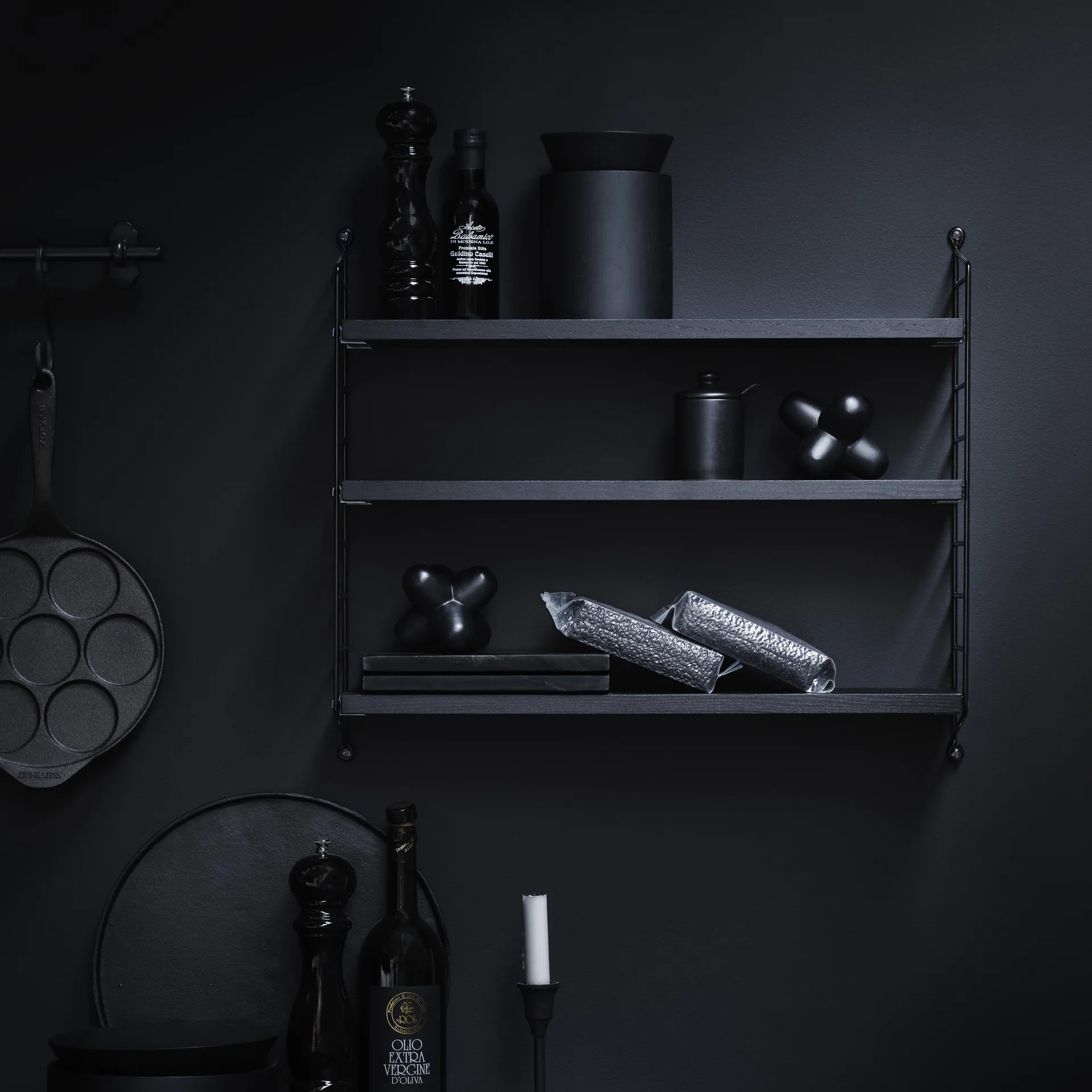 String Pocket hylla svartbetsad ask, svartbetsad ask String