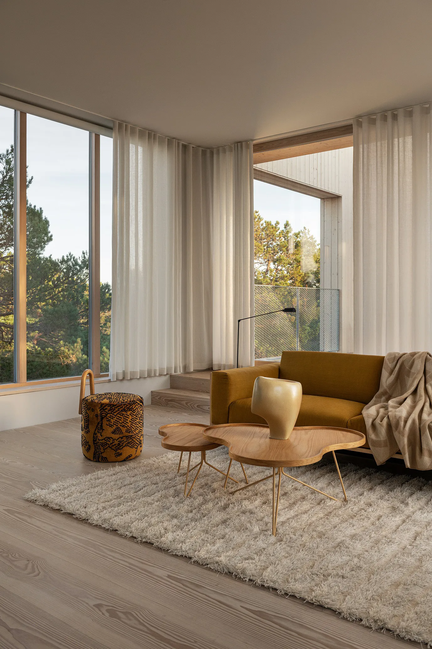 Flower mono bord 107x114 cm, H45 cm Ek lackad-beige RAL 1001 Swedese