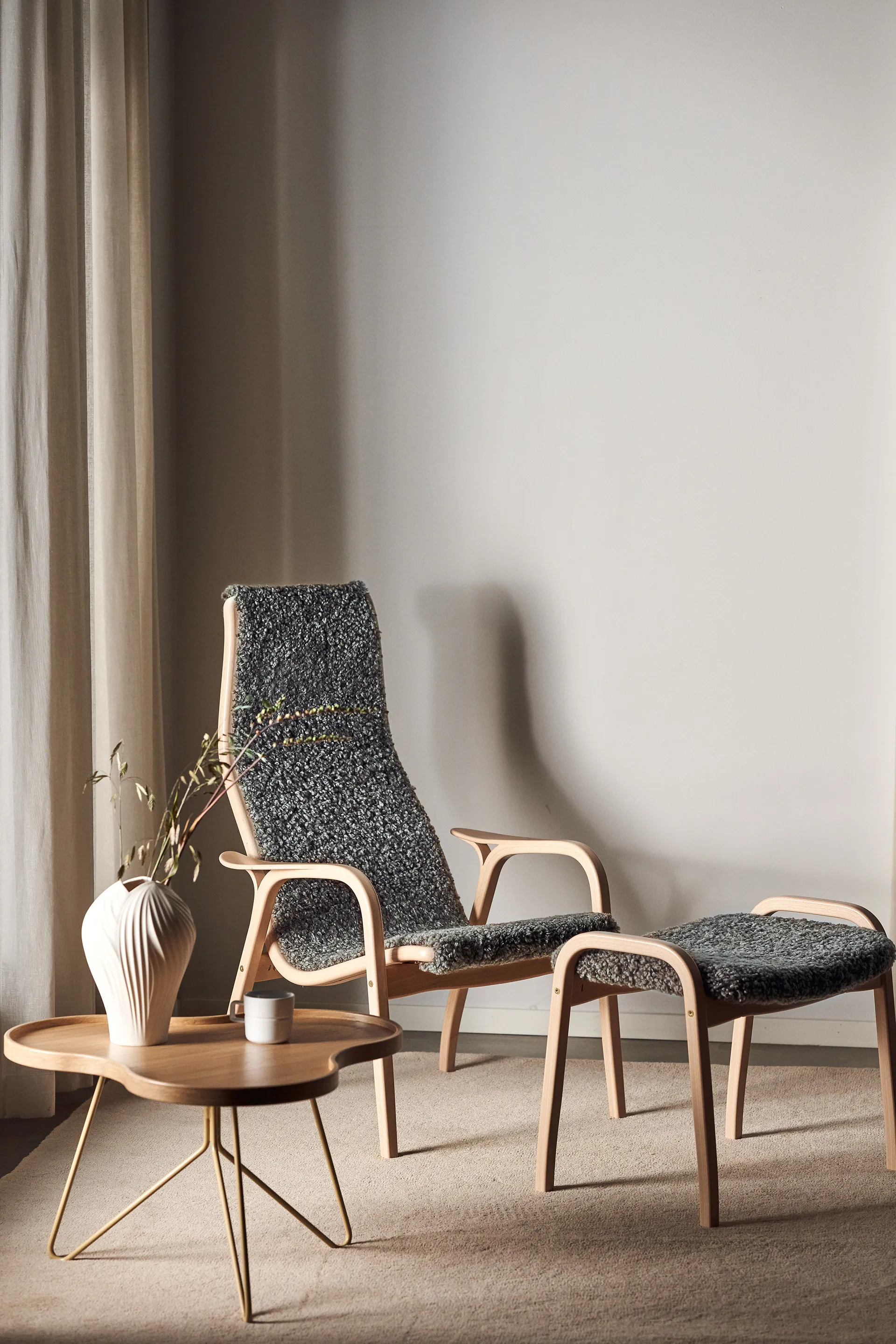 Flower mono bord 84x90 cm, H39 cm Ek lackad-beige RAL 1001 Swedese