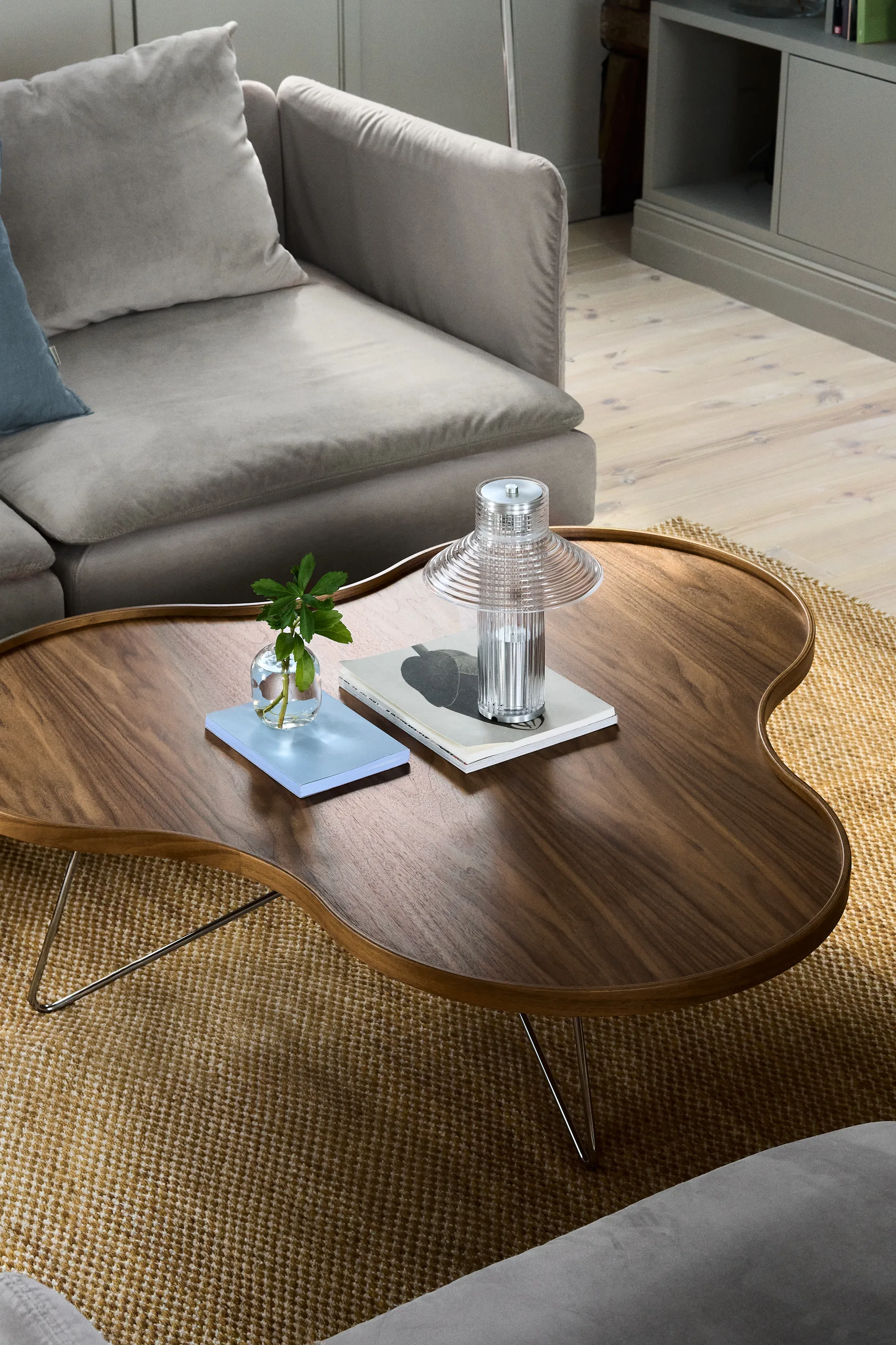 Flower mono bord Special Edition 107x114 cm, H45 cm-lackad valnöt-kromad stål Swedese