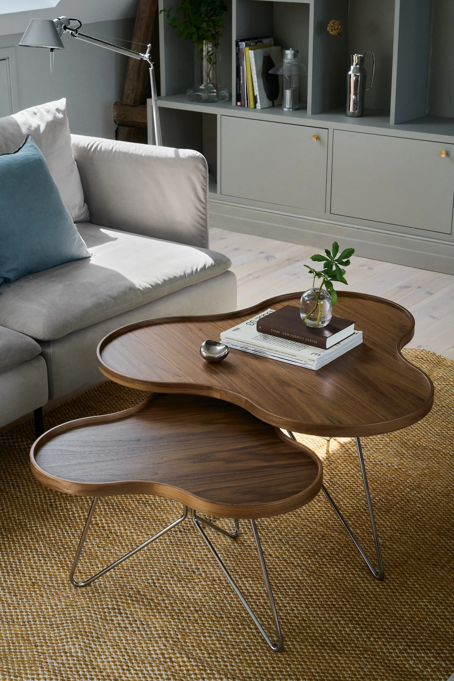 Flower mono bord Special Edition 62x66 cm, H39 cm-lackad valnöt-kromad stål Swedese