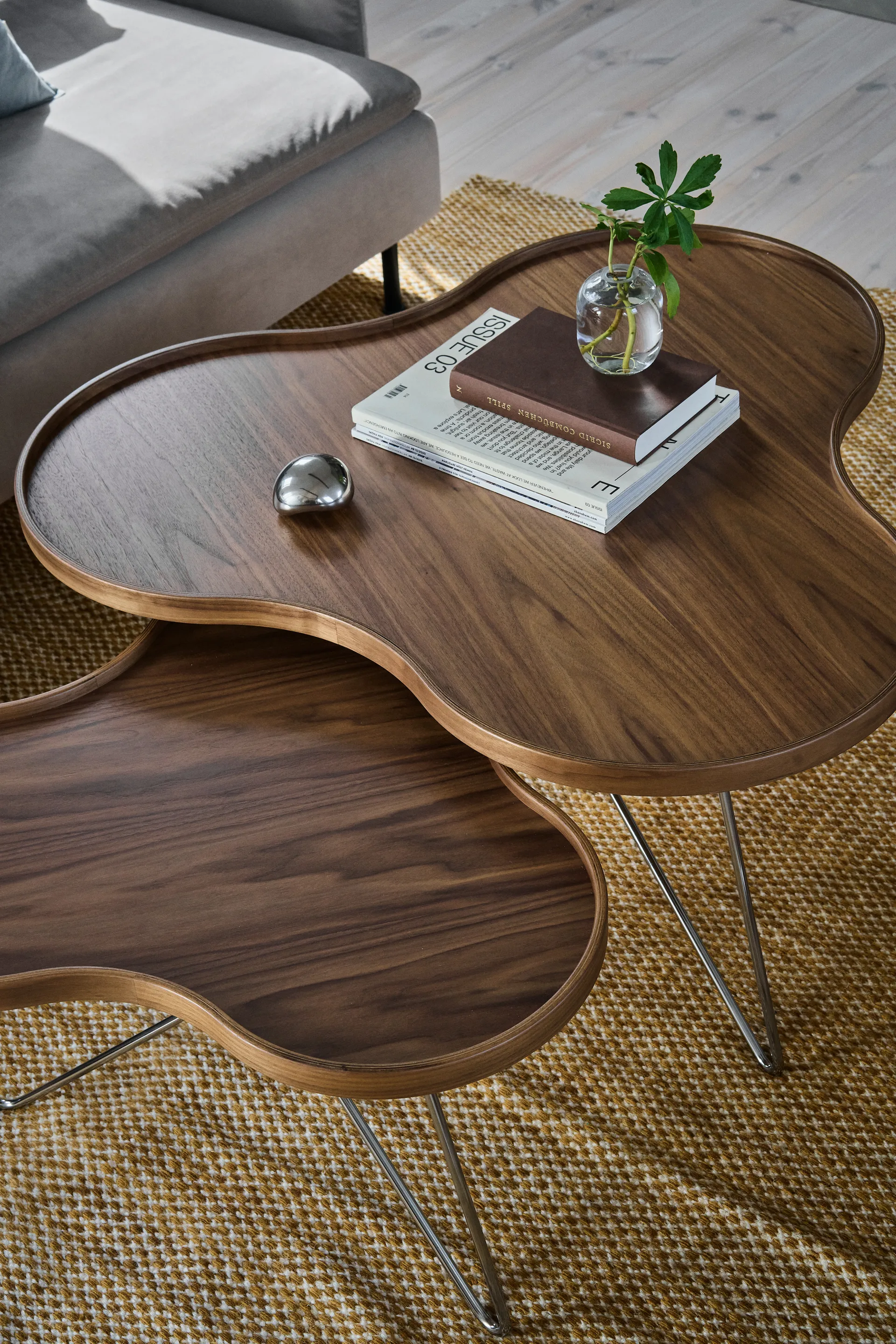 Flower mono bord Special Edition 62x66 cm, H39 cm-lackad valnöt-kromad stål Swedese