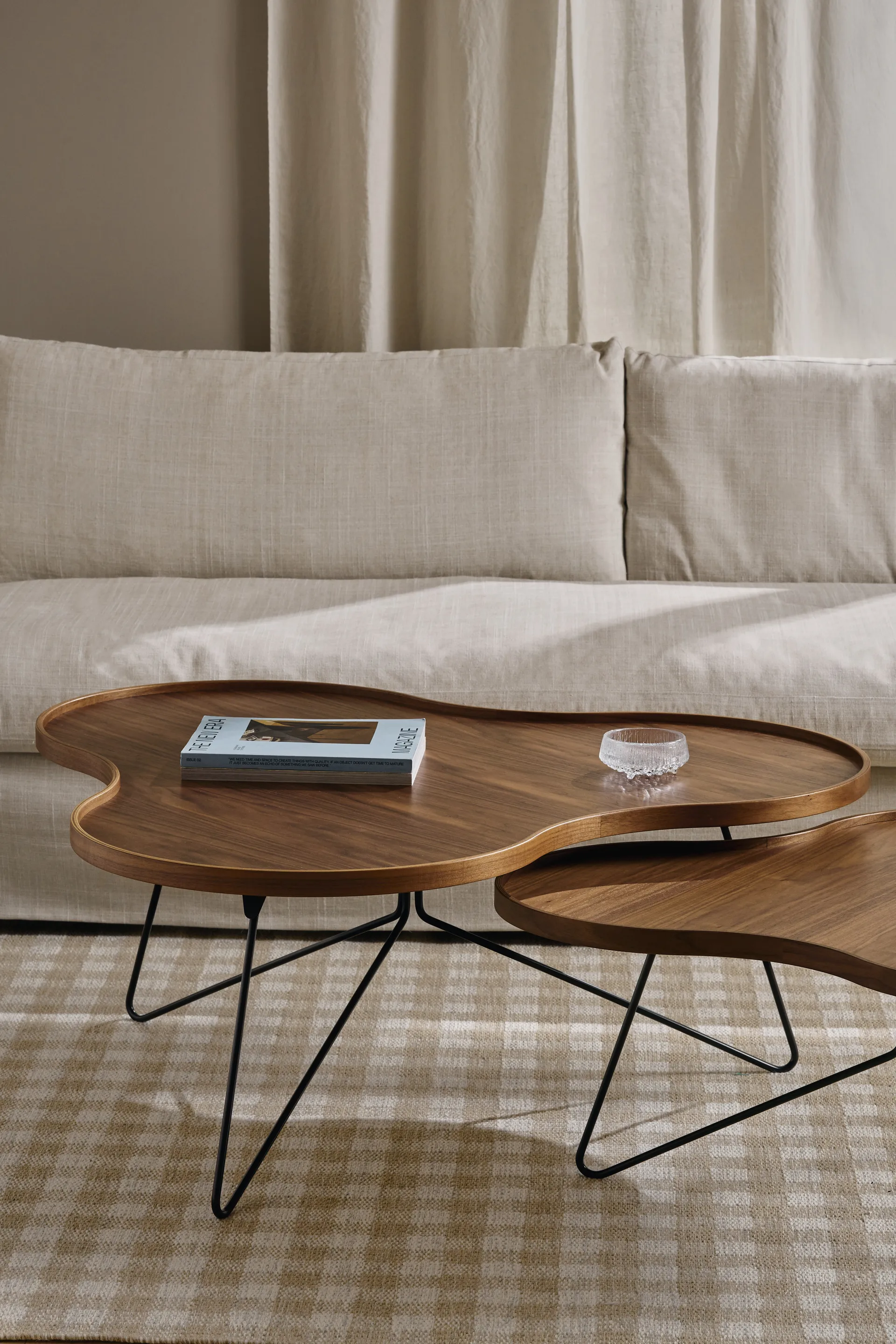 Flower mono bord Special Edition 62x66 cm, H39 cm-lackad valnöt-svartlackerat stål Swedese