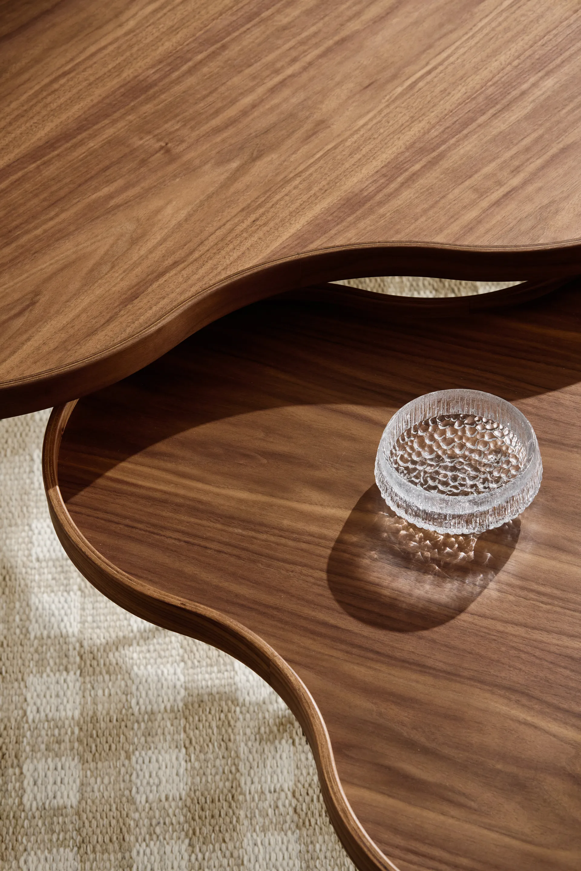 Flower mono bord Special Edition 84x90 cm, H39 cm-lackad valnöt-svartlackerat stål Swedese