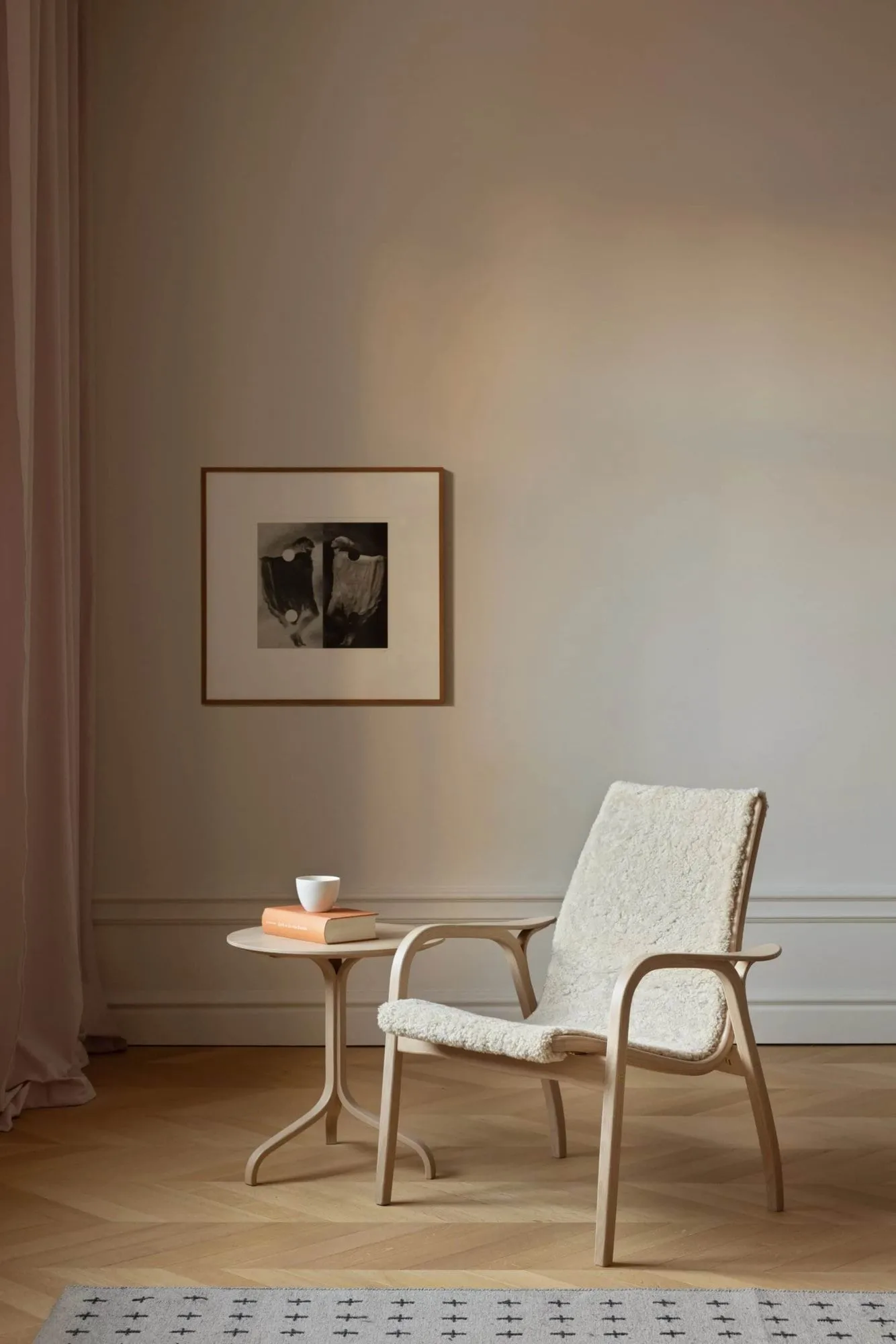 Laminett fåtölj oljad ek/fårskinn, Moonlight (beige) Swedese