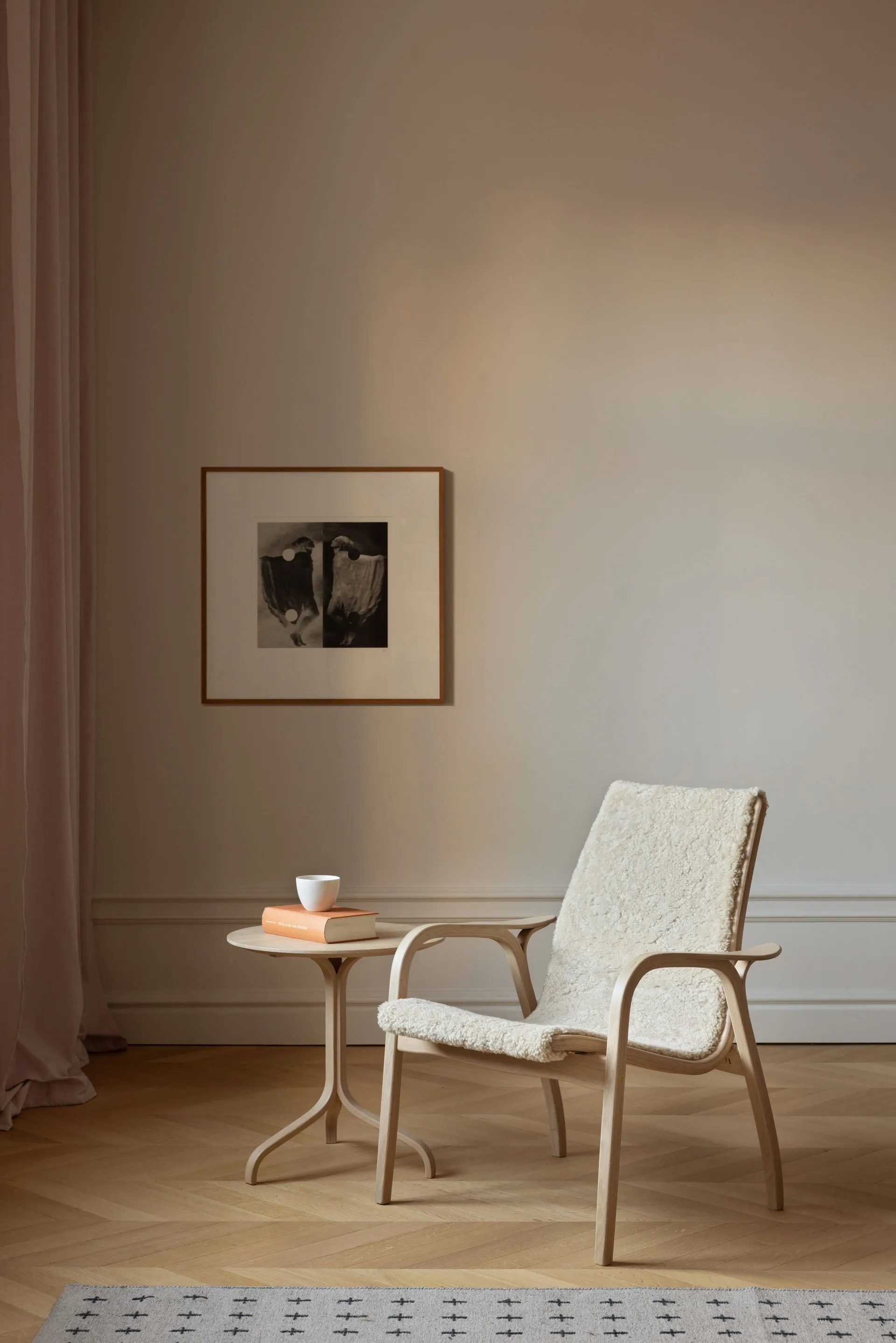 Laminett fåtölj vitpigmenterad ek/fårskinn, Scandinavian Grey (grå) Swedese
