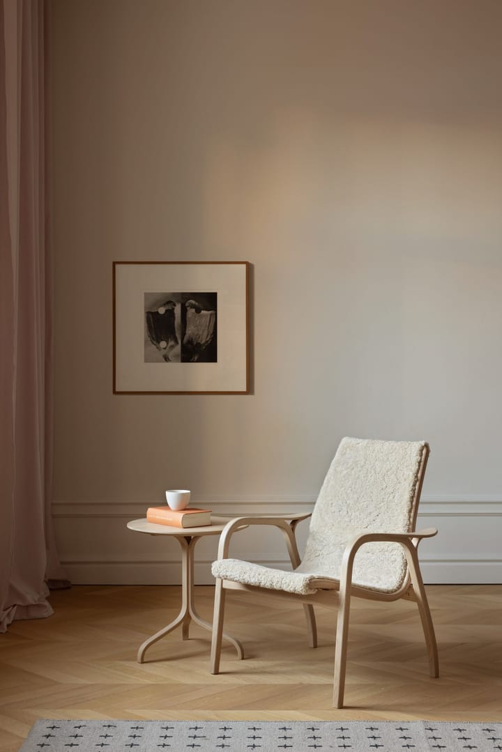 Laminett fåtölj vitpigmenterad ek/fårskinn, Scandinavian Grey (grå) Swedese