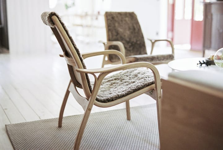 Laminett fåtölj vitpigmenterad ek/fårskinn, Scandinavian Grey (grå) Swedese