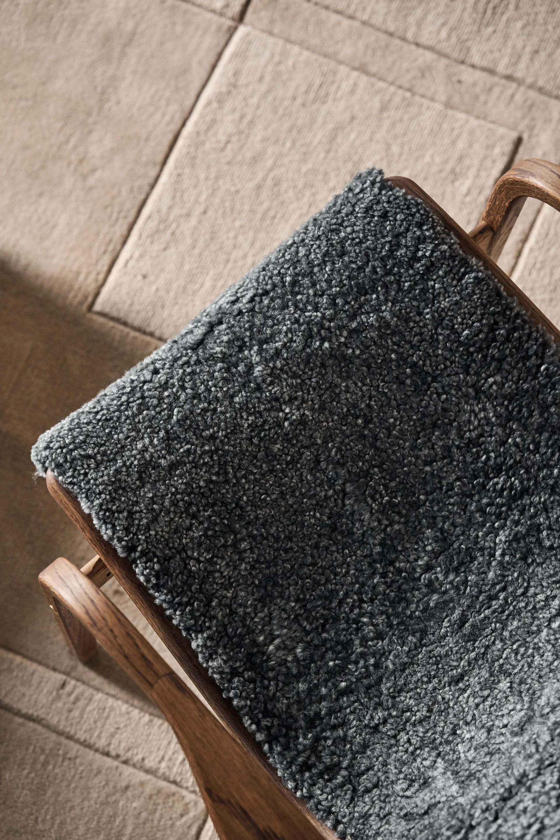 Lamino fåtölj ek/fårskinn Special Edition, Rubio Monocoat Chocolate-Charcoal Swedese