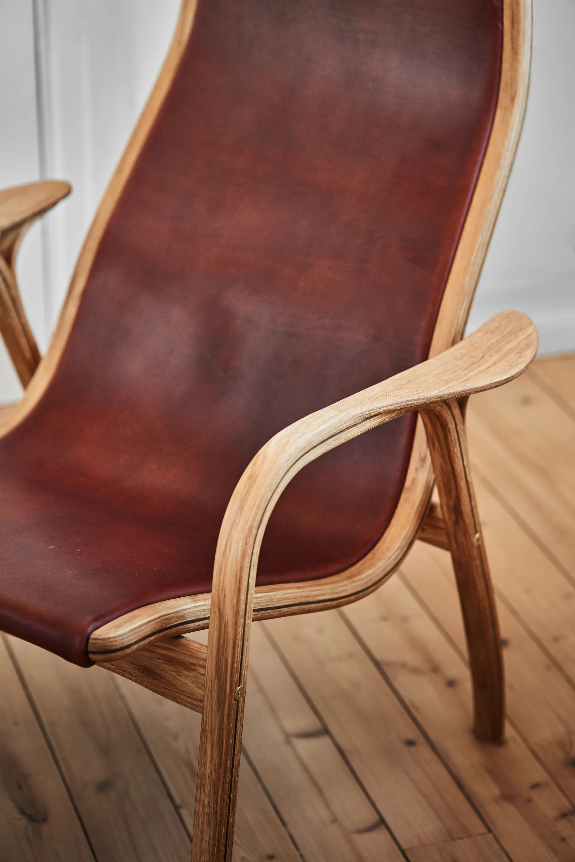 Lamino fåtölj jubileumsutgåva Svenssons 125 år, Oljad ek-rödbrunt tärnsjöläder Swedese