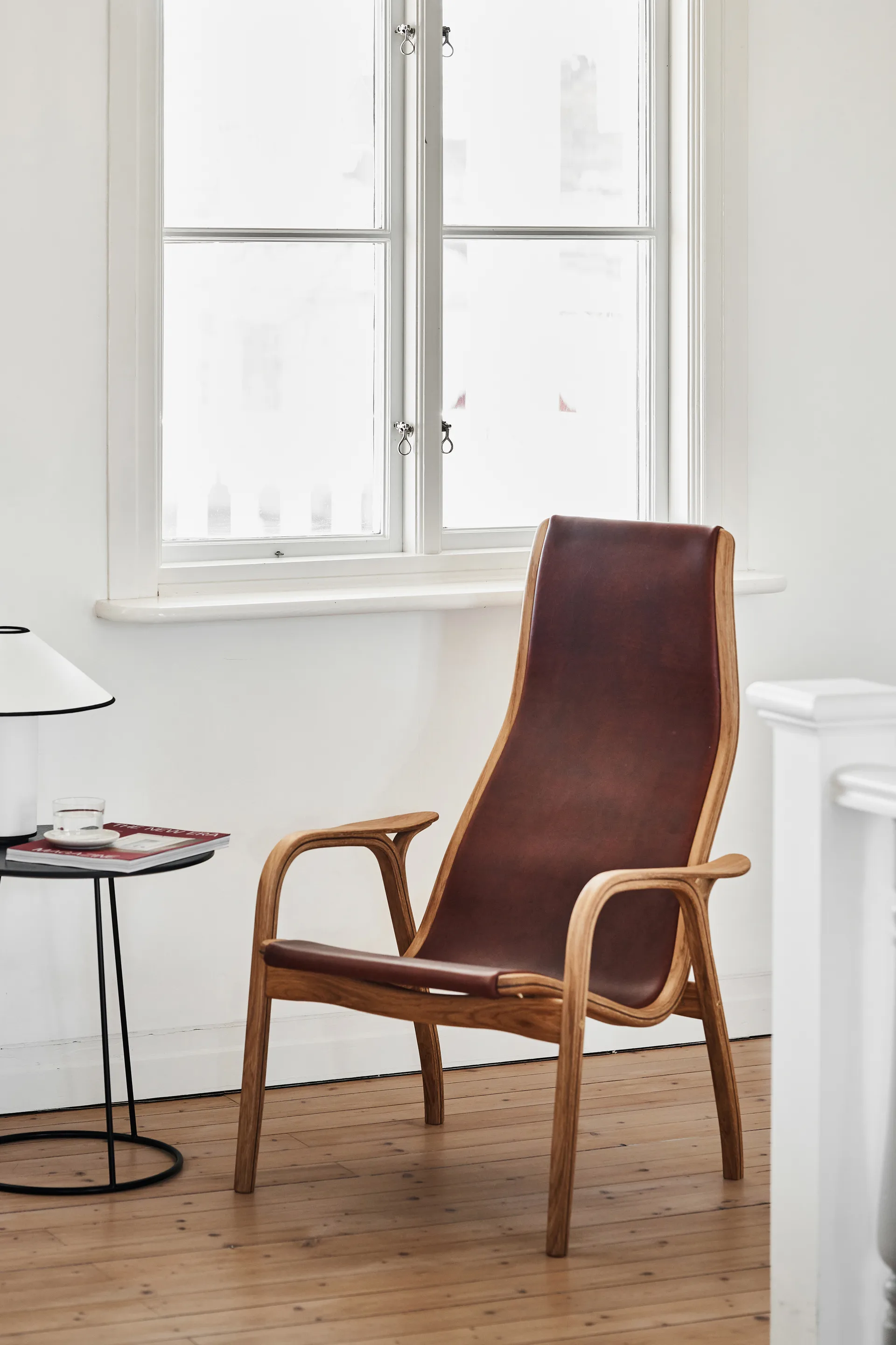 Lamino fåtölj jubileumsutgåva Svenssons 125 år, Oljad ek-rödbrunt tärnsjöläder Swedese