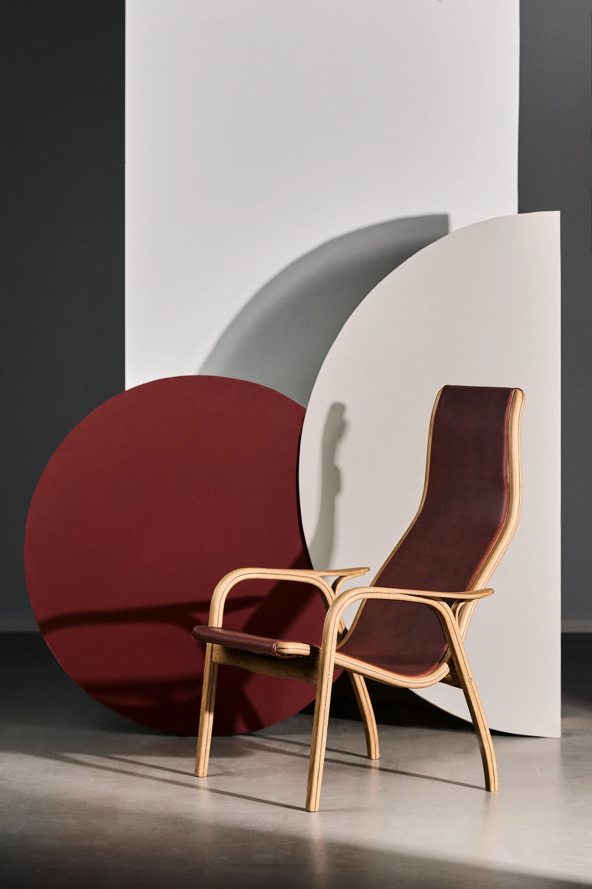 Lamino fåtölj jubileumsutgåva Svenssons 125 år, Oljad ek-rödbrunt tärnsjöläder Swedese