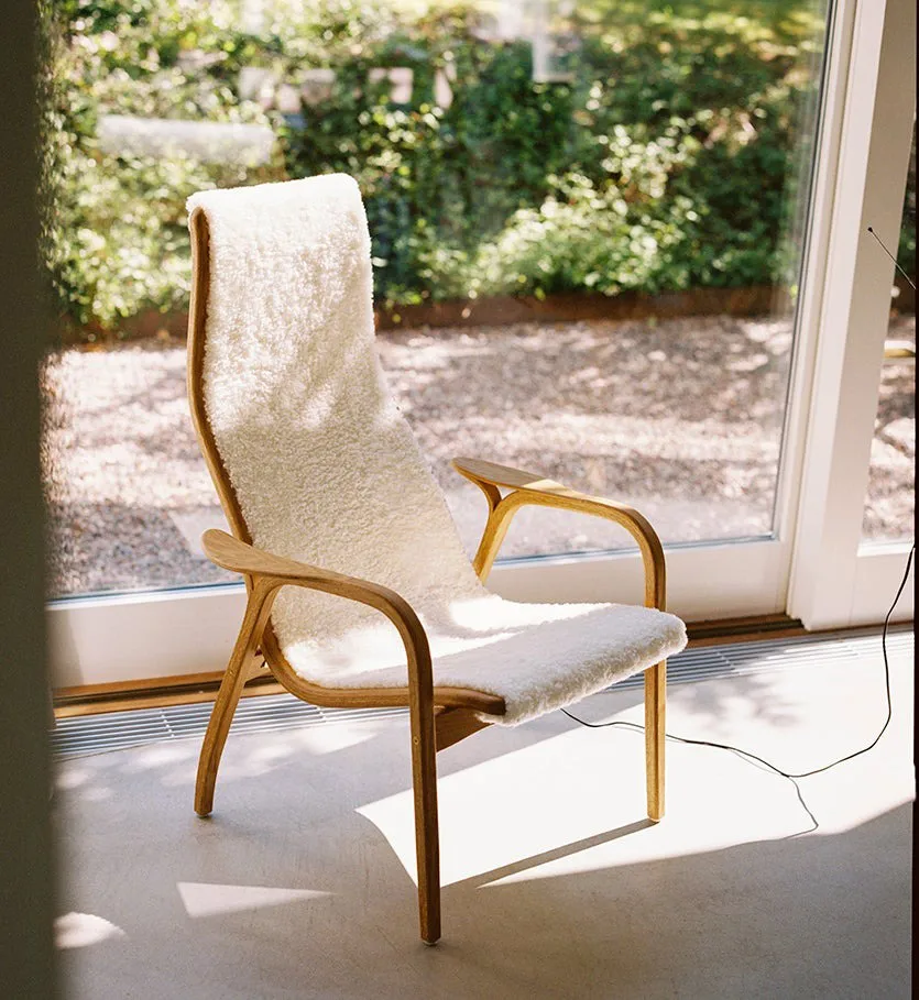 Lamino fåtölj lackad bok/fårskinn, Moonlight (beige) Swedese