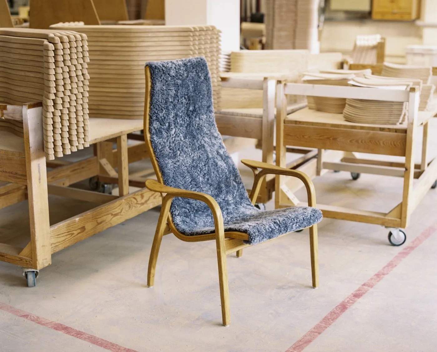 Lamino fåtölj lackad bok/fårskinn, Moonlight (beige) Swedese