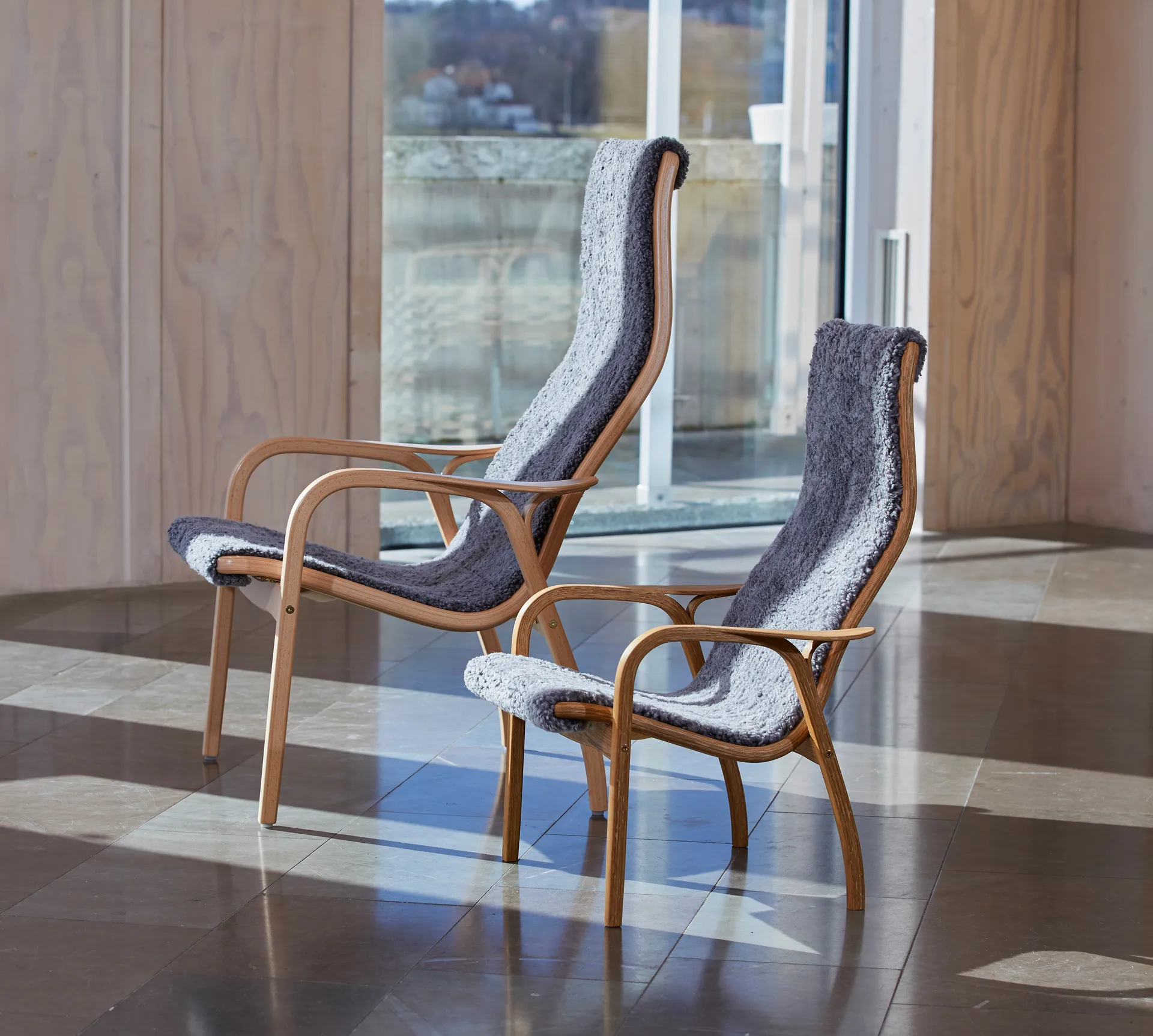 Lamino fåtölj lackad bok/fårskinn, Scandinavian Grey (grå) Swedese