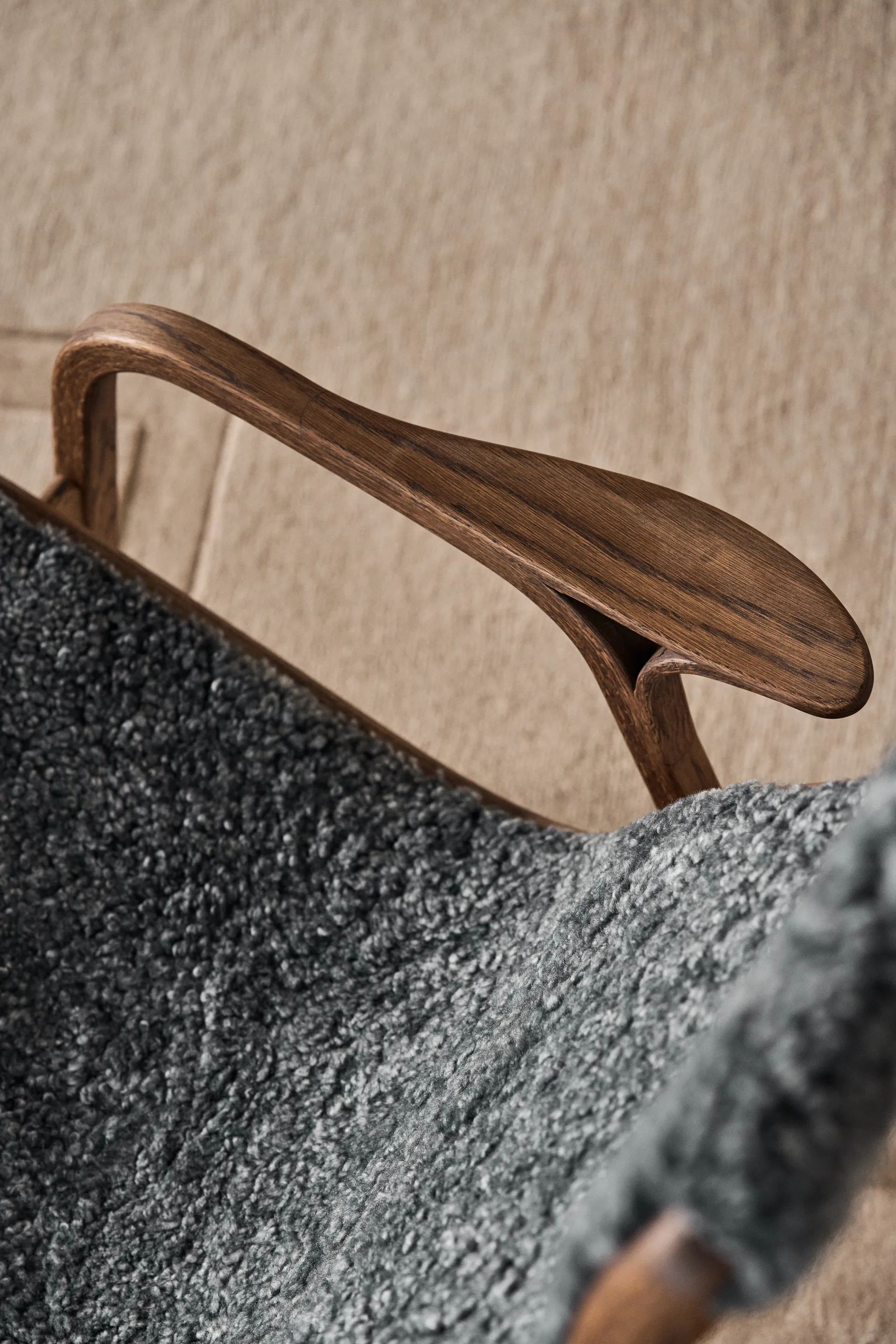 Lamino fåtölj och fotpall ek/fårskinn Special Edition, Rubio Monocoat Chocolate-Charcoal Swedese