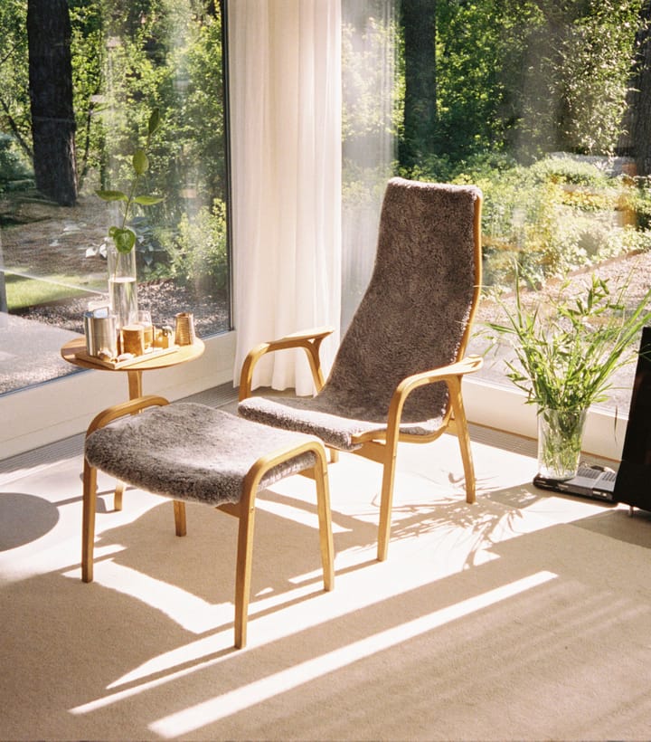 Lamino fåtölj och fotpall oljad ek/fårskinn, Moonlight (beige) Swedese