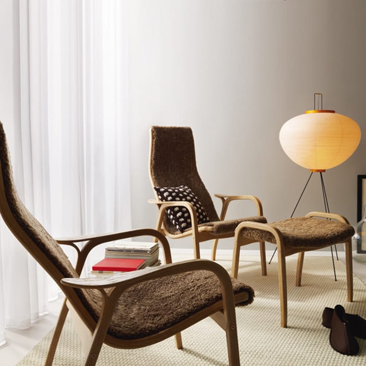 Lamino fotpall, Fårskinn black-naturlackad bok Swedese