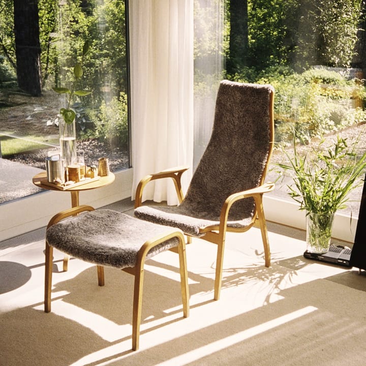 Lamino fotpall, Fårskinn black-naturlackad bok Swedese