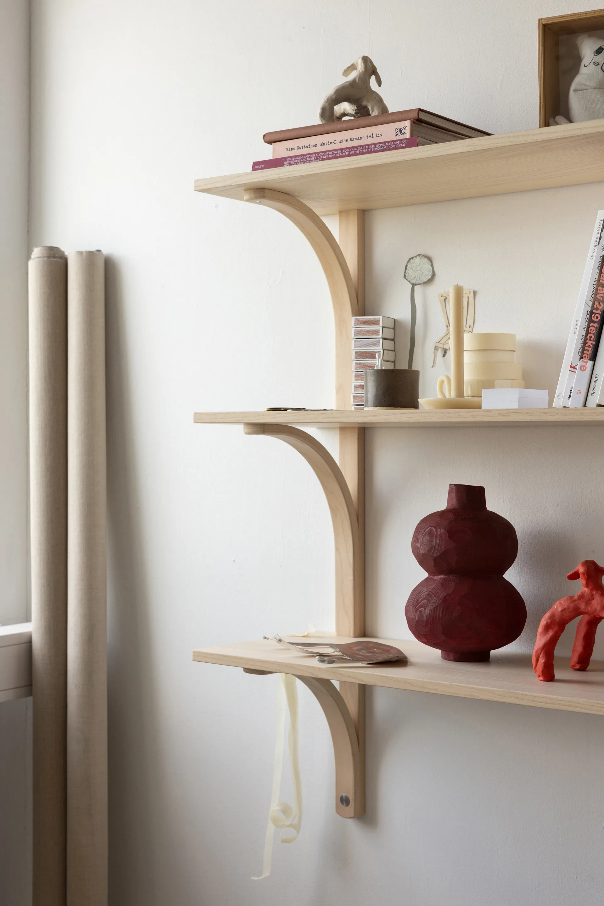 Levi hylla, Svart ask-mässing, 2 hyllplan, 90 cm Swedese