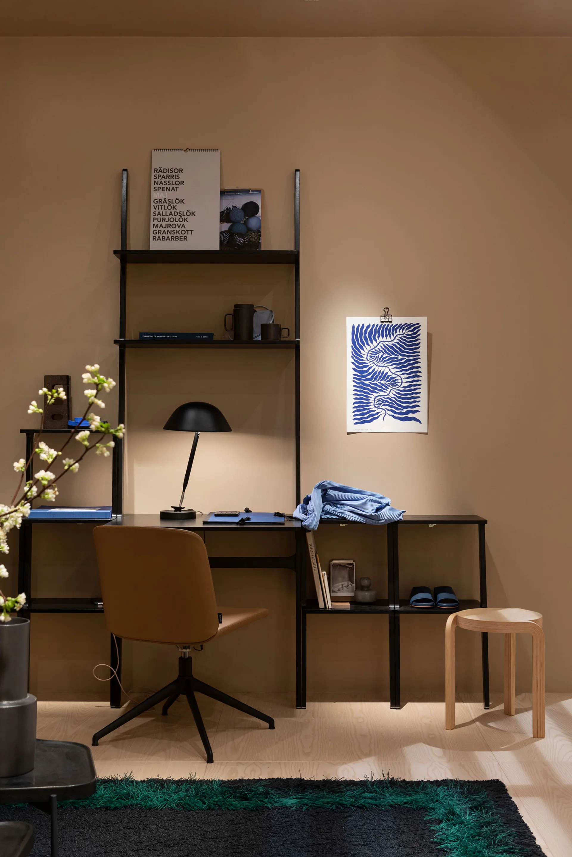 Libri skrivbord, Ask lackad nutmeg Swedese