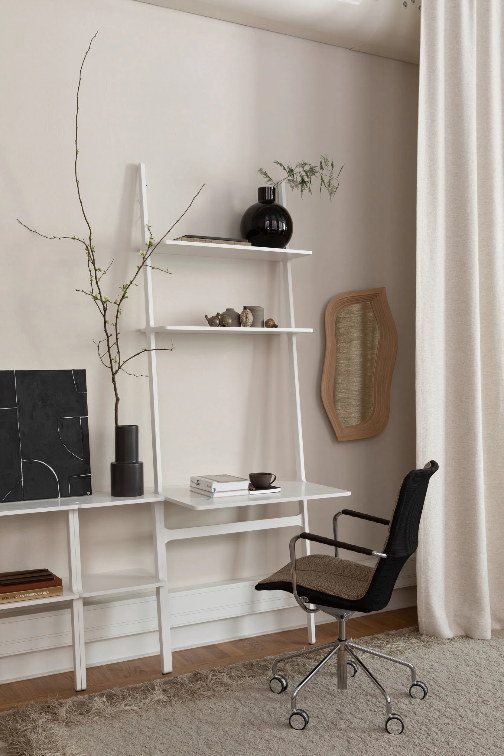 Libri skrivbord, Ask vitlaserad Swedese