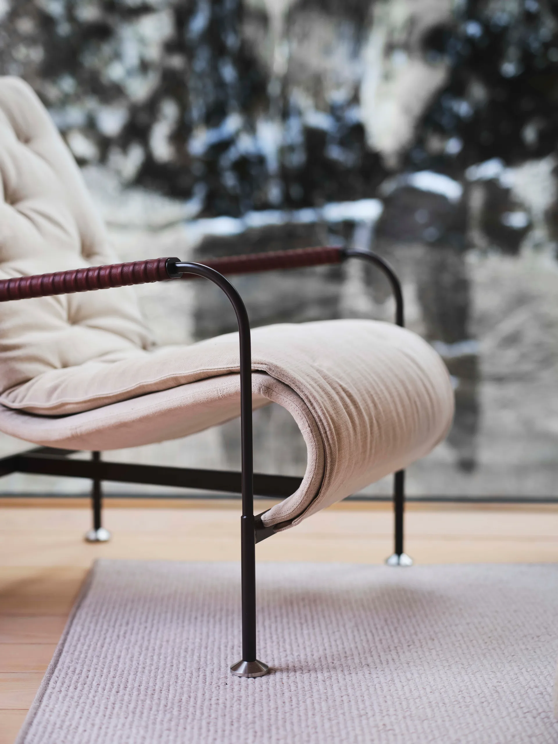 Serpentine fåtölj, Fårskinn Moonlight-nutmeg Swedese