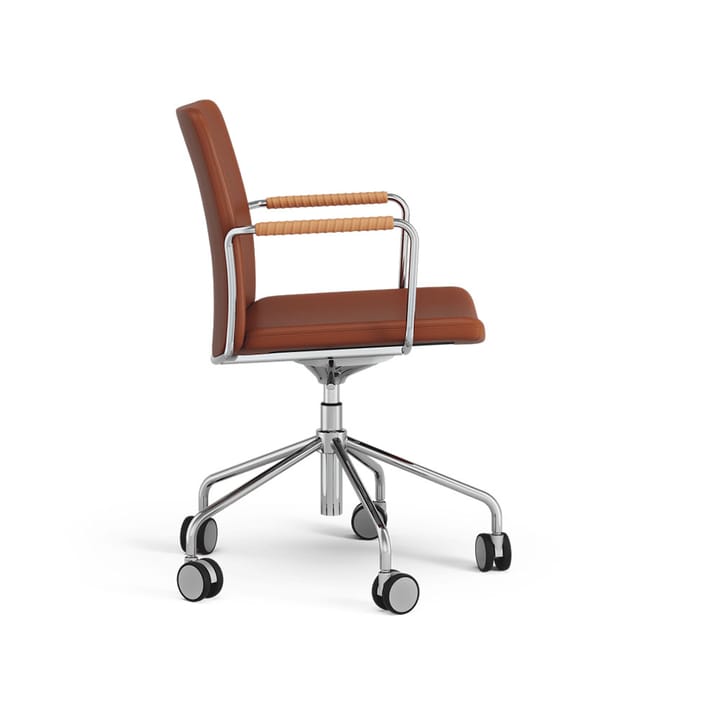Stella kontorsstol höj/sänkbar med svikt, läder elmosoft 33004 brun, krom, armstöd 8822 amber Swedese