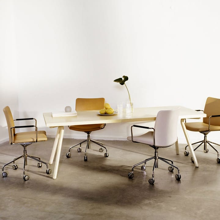Stella kontorsstol höj/sänkbar med svikt, läder elmosoft 33004 brun, krom, armstöd 8822 amber Swedese