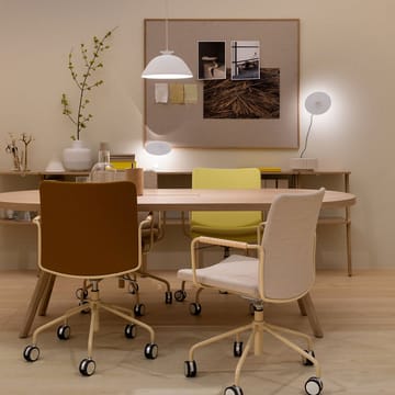 Stella kontorsstol höj/sänkbar med svikt - läder elmosoft 33004 brun, krom, armstöd 8822 amber - Swedese