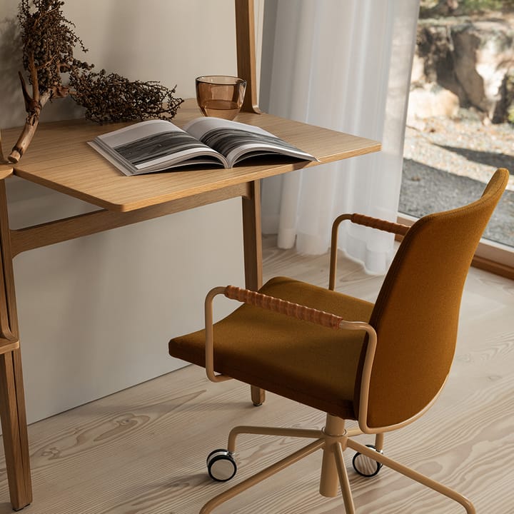 Stella kontorsstol höj/sänkbar med svikt - tyg steelcut trio 3 236 beige, kromstativ, läderlindade armstöd - Swedese