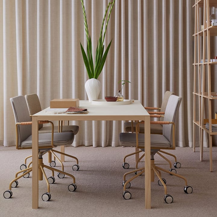 Stella kontorsstol höj/sänkbar med svikt - tyg steelcut trio 3 236 beige, kromstativ, läderlindade armstöd - Swedese