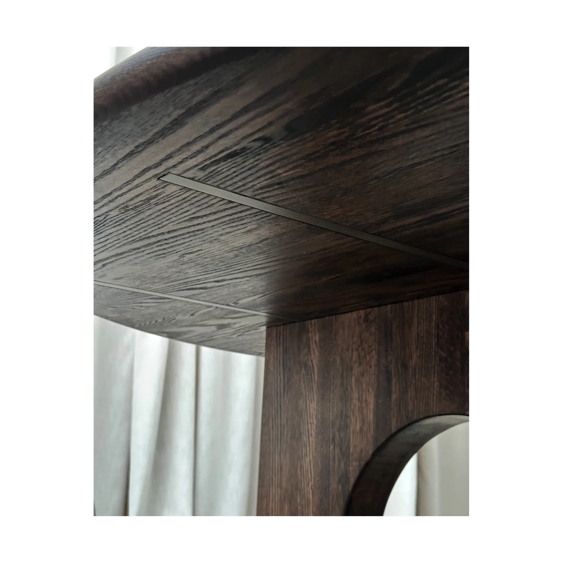 Sanders matbord Ø160 cm, Mörkbetsad ek Tinted