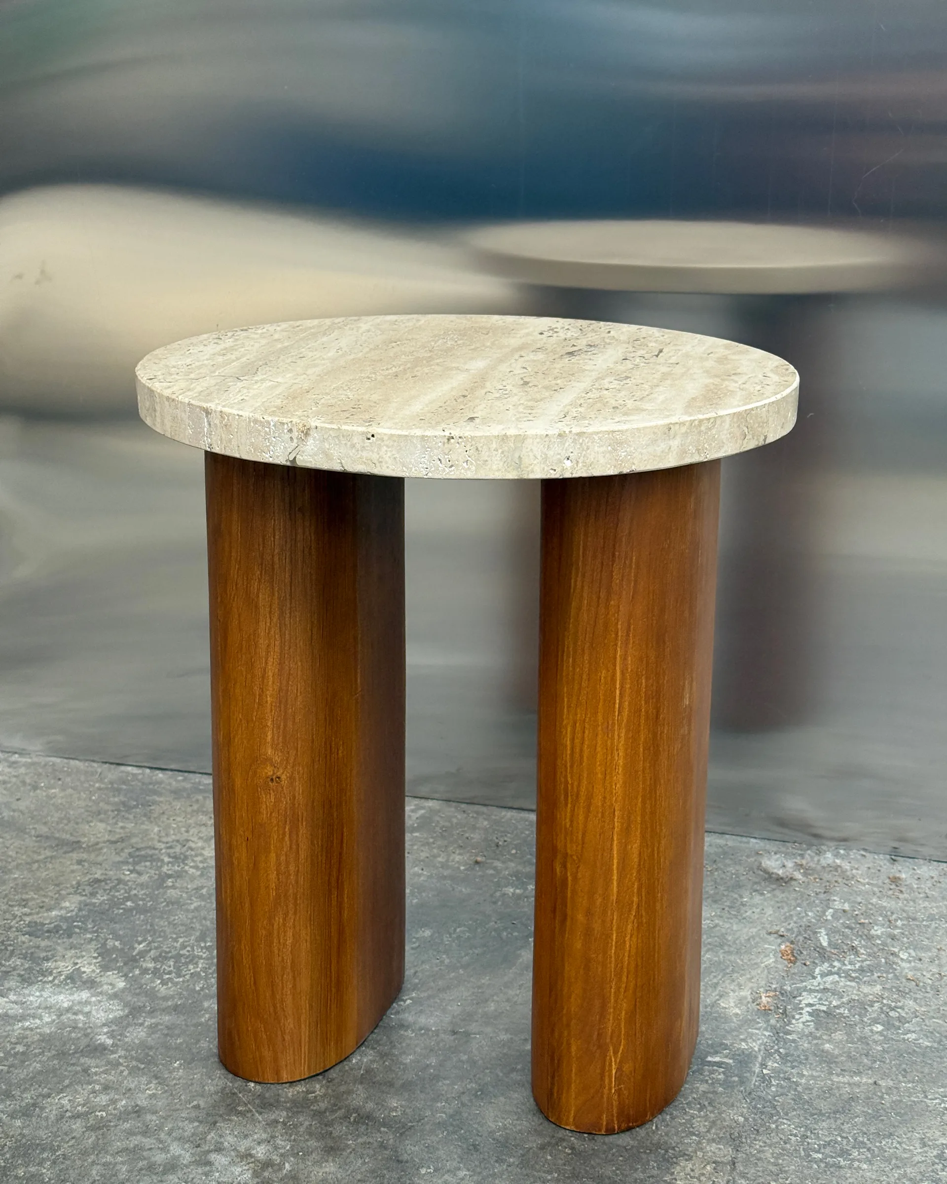 Vikman sidobord, Ek-beige travertin Tinted