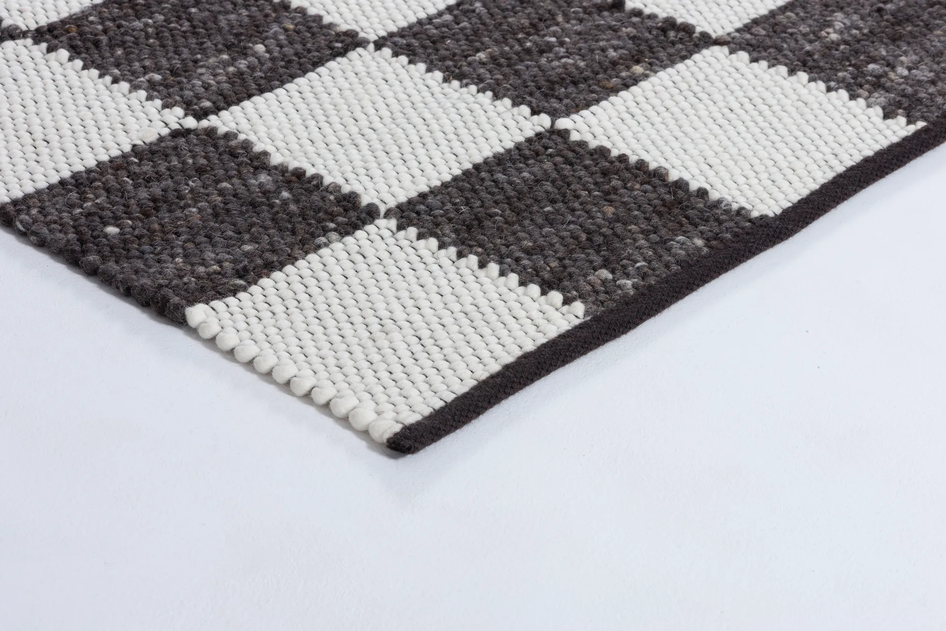 Gotland Design matta Special Edition, Anthracite-white nr. 2428, 90x180 cm Tisca