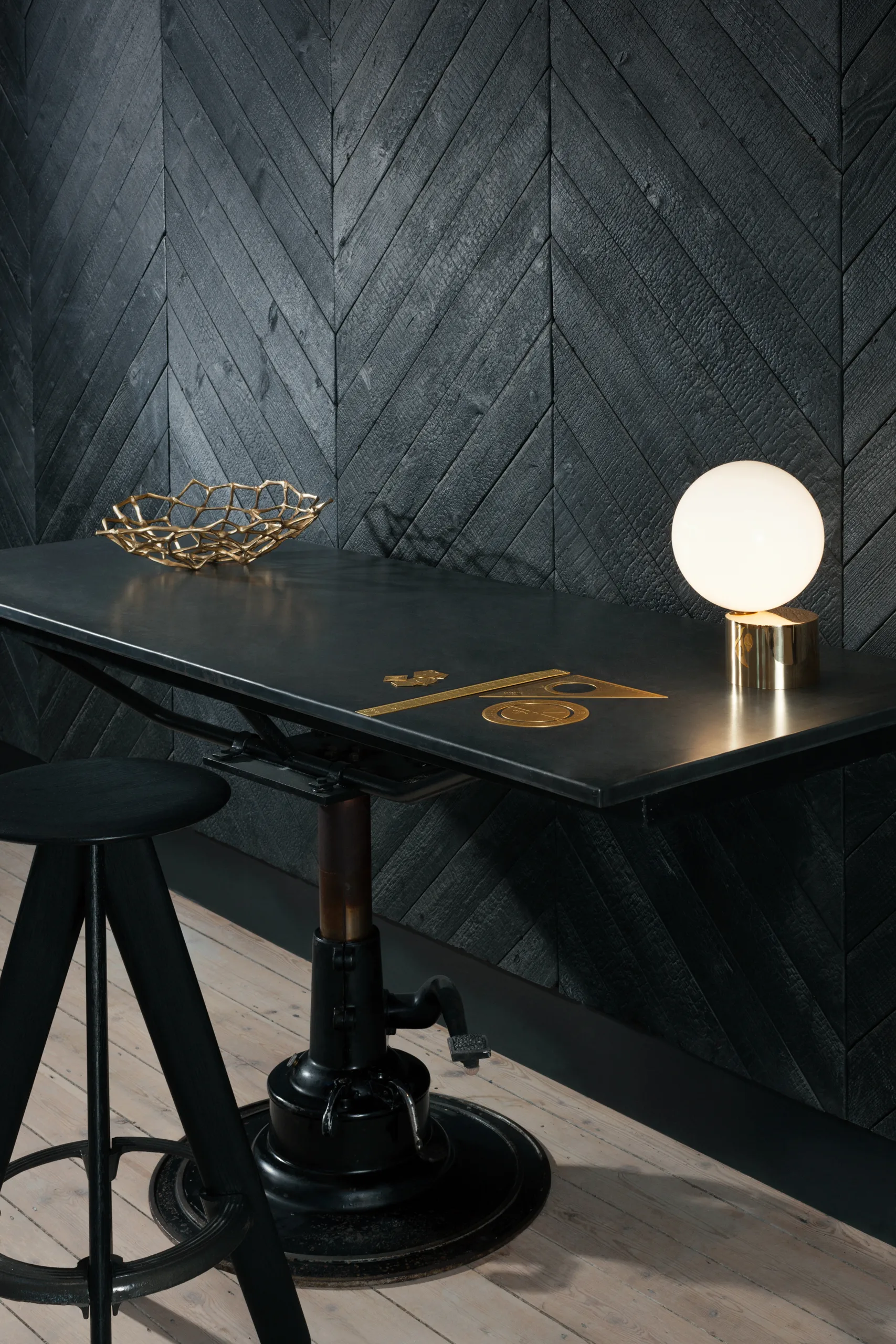 Slab rund barpall 76 cm, Black oak Tom Dixon