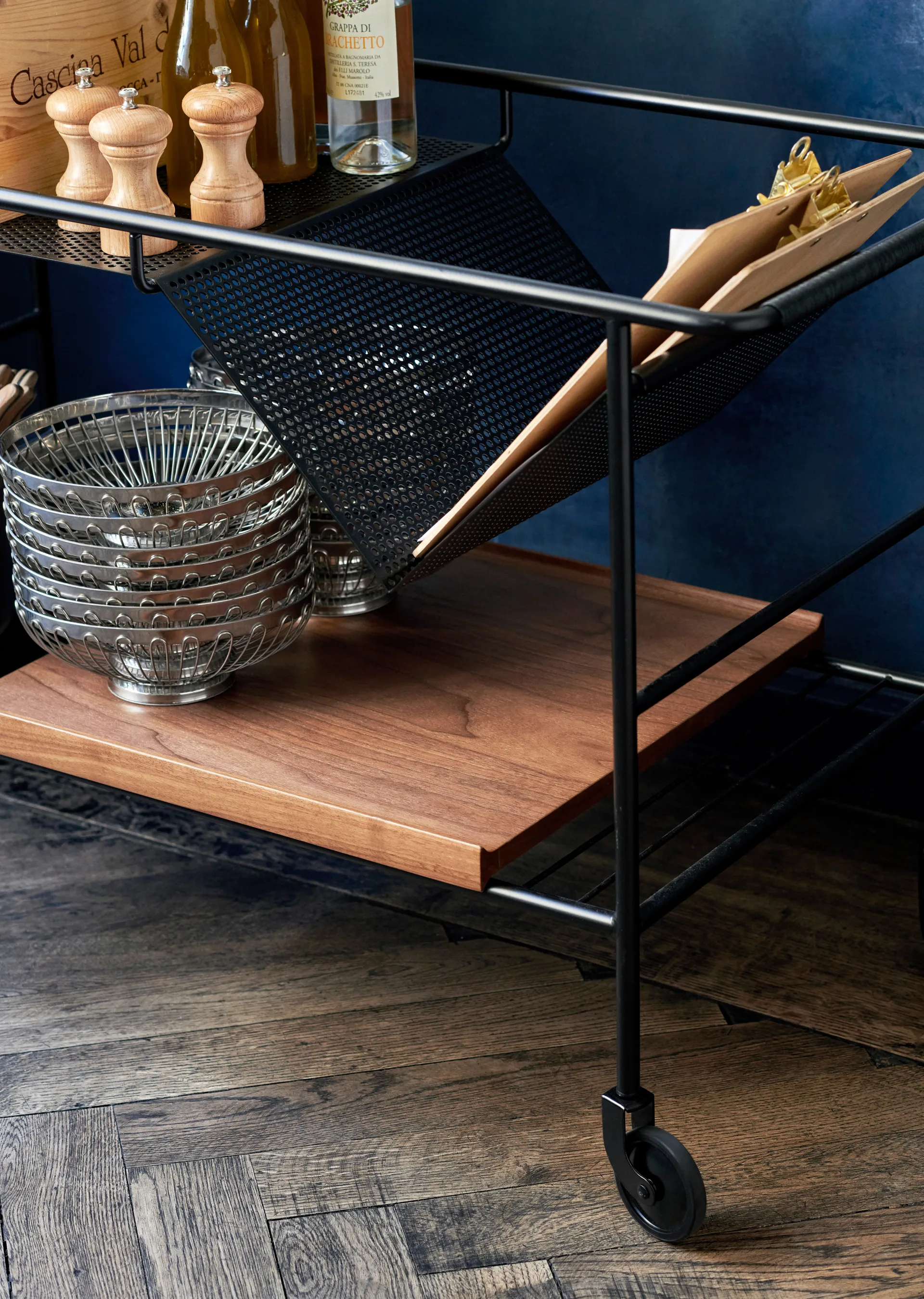 Alima förvaringsvagn lackerad valnöt, Black & lacquered walnut &Tradition